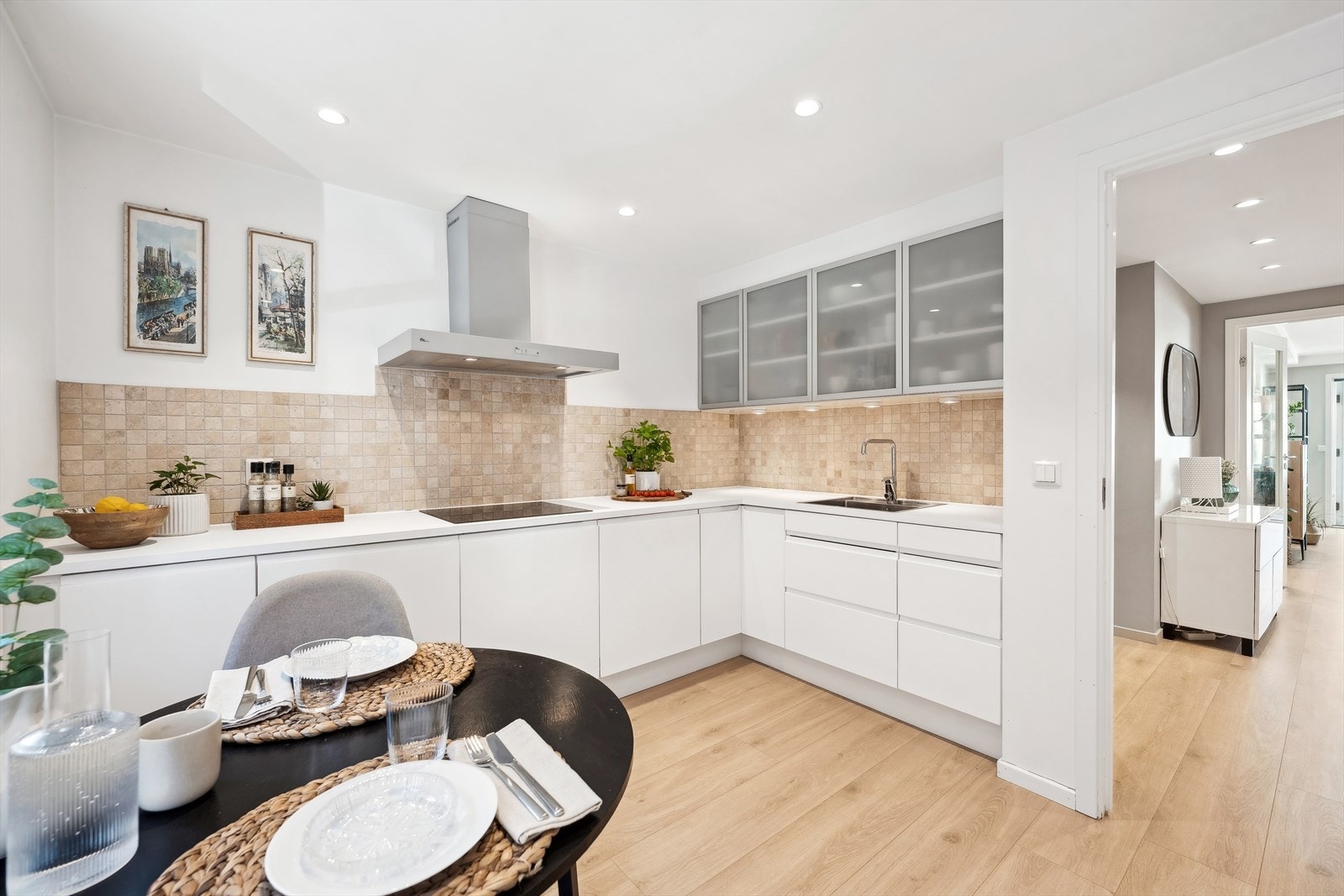 Kjøkkenet ligger adskilt i eget rom. Galleribilde