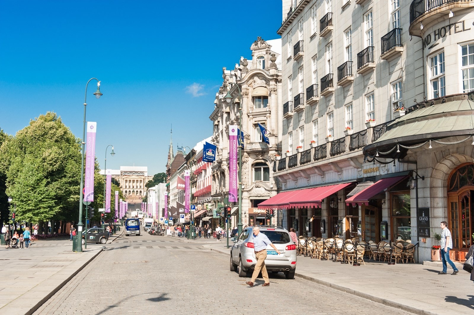 Karl Johans gate, med utallige shoppingsmuligheter, ligger kun en 20 minutters spasertur fra leiligheten. Galleribilde
