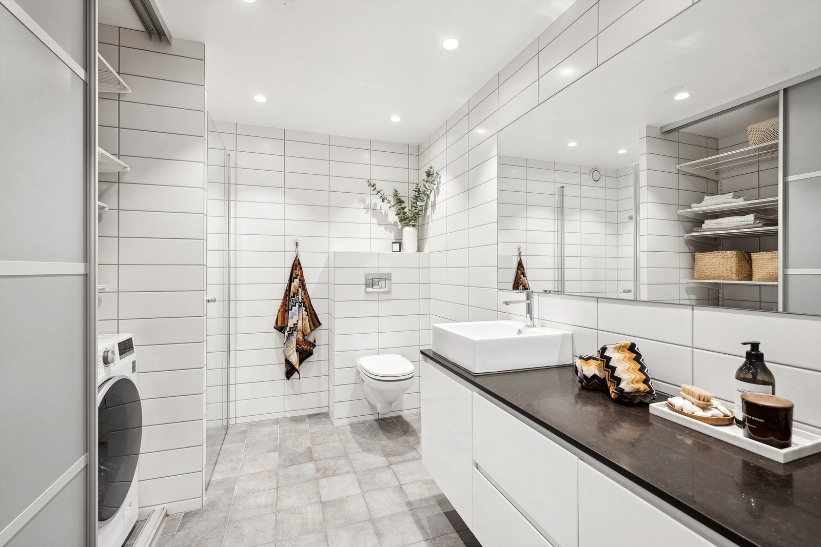 Svært delikat baderom med innfelte lys i himlingen, varme i gulvet og opplegg for vaskemaskin. Galleribilde