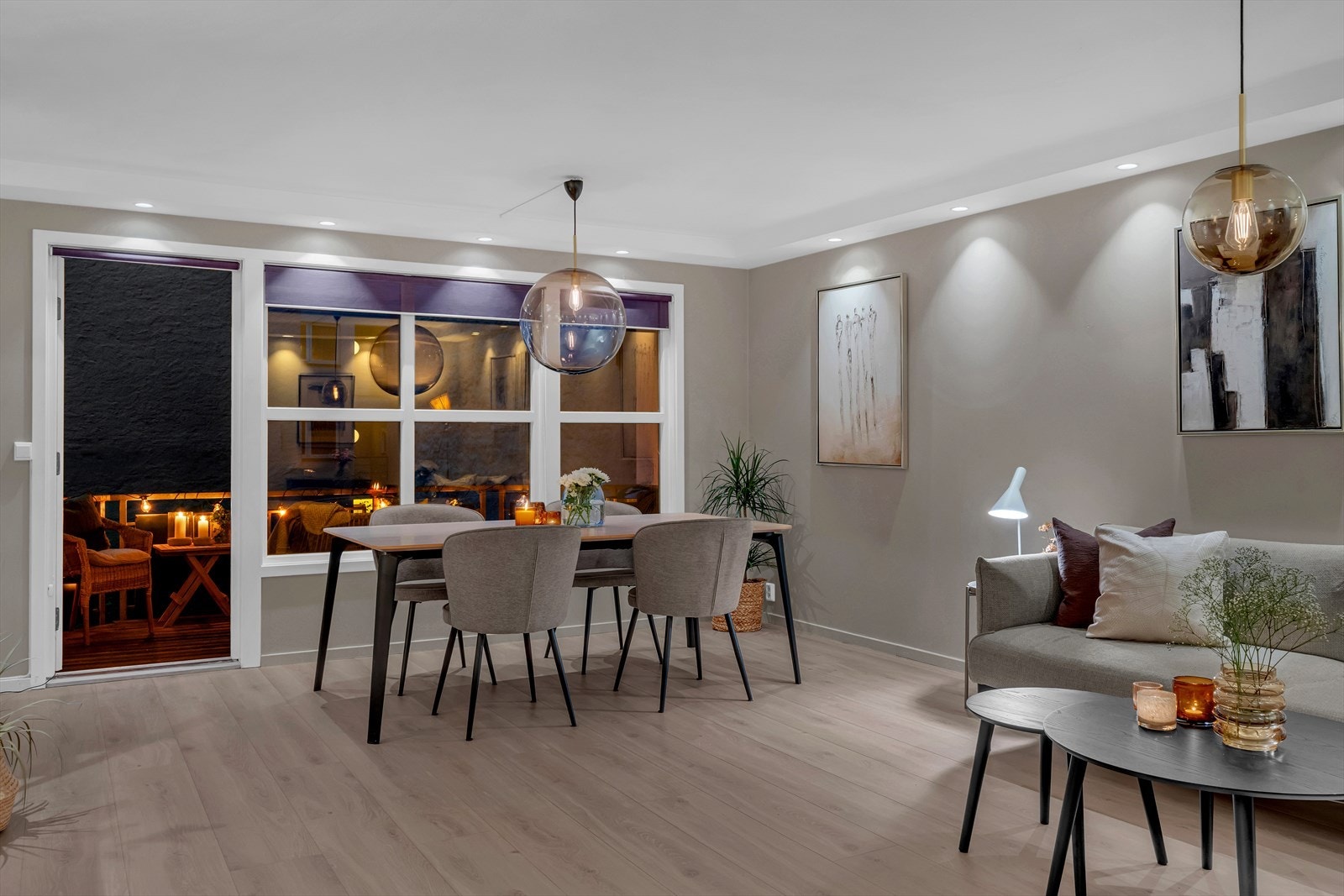 Oppholdsrommets utforming gir plass til en stor sofagruppe og TV med tilhørende mediemøbel. Galleribilde