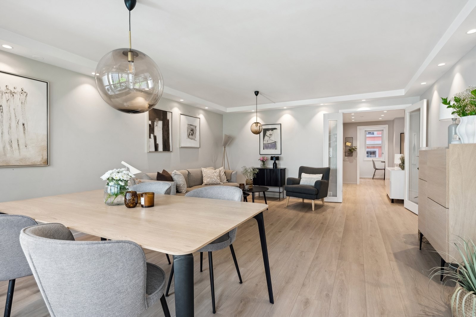 Tiltalende og lys 3-roms. Innfelte downlights i himlingen sørger for et moderne uttrykk. I 2021 ble alle downlights i leiligheten byttet ut fra halogen til LED. Galleribilde