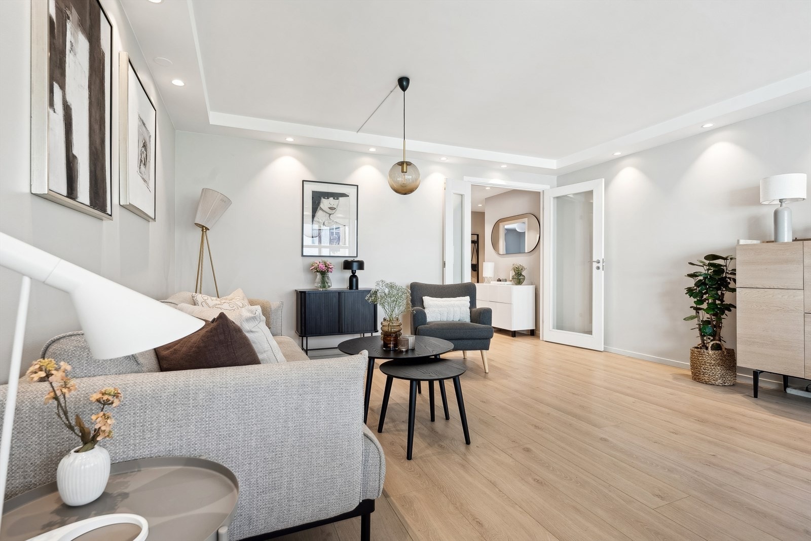 I 2023 ble det lagt nytt laminatgulv i både stuen og på kjøkkenet. Galleribilde