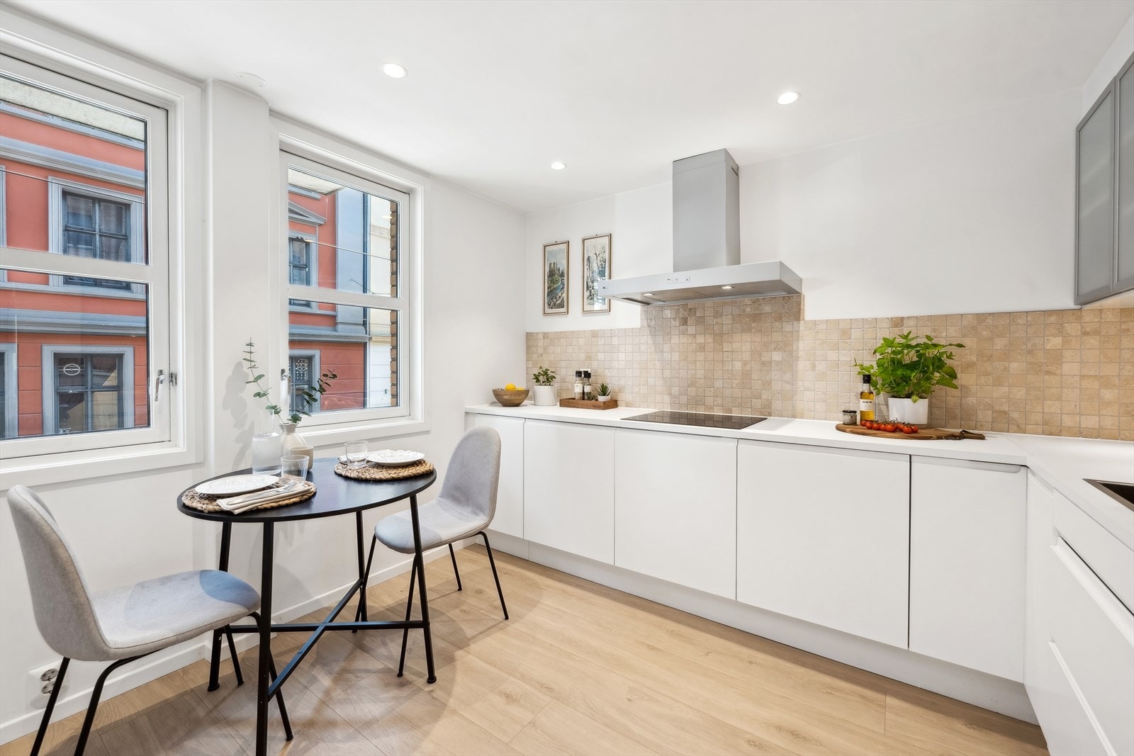 Innredningen er svært tidløs, med glatte fronter i lys utførelse og benkeplate av laminat, med vaskekum og kjøkkenkran. Galleribilde