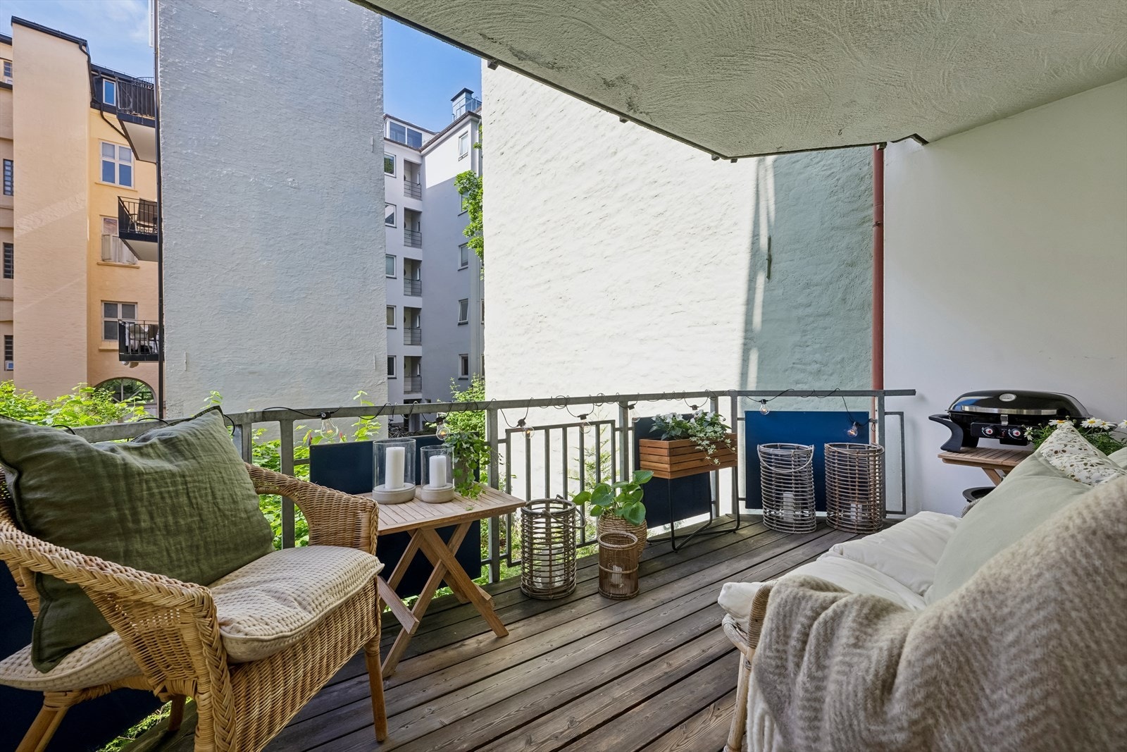 Solfylte og varme sommerdager kan nytes fra balkongen! Galleribilde