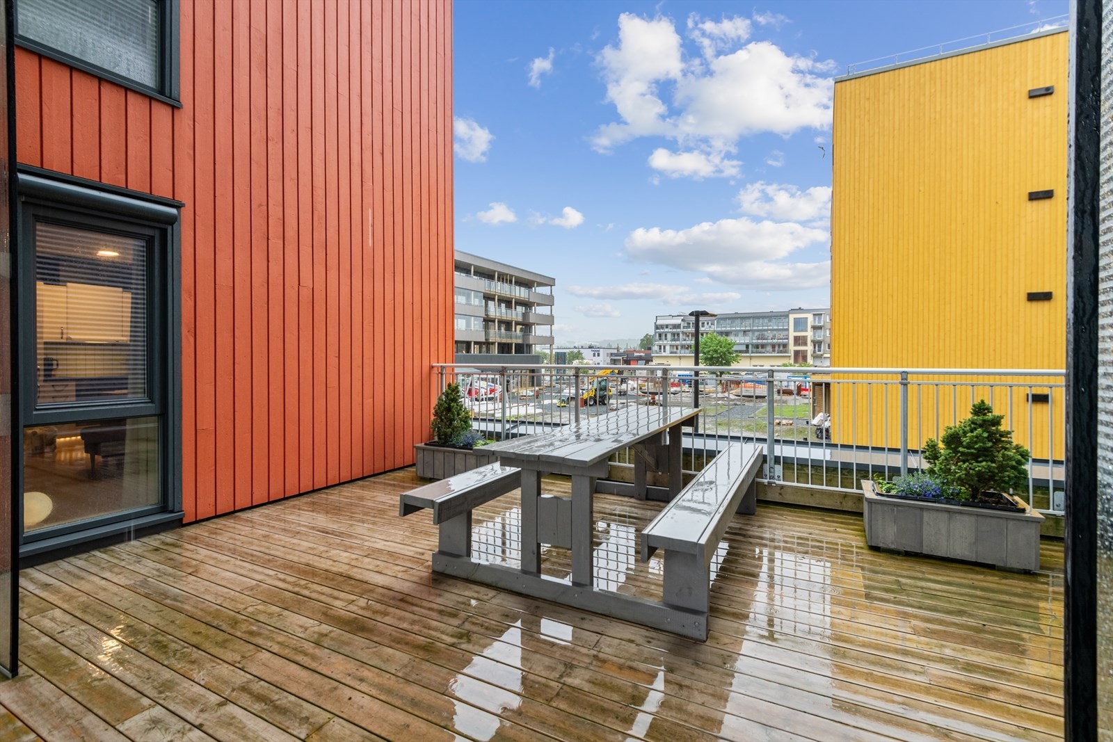 Felles sittebenk opprettet av borettslaget. Galleribilde