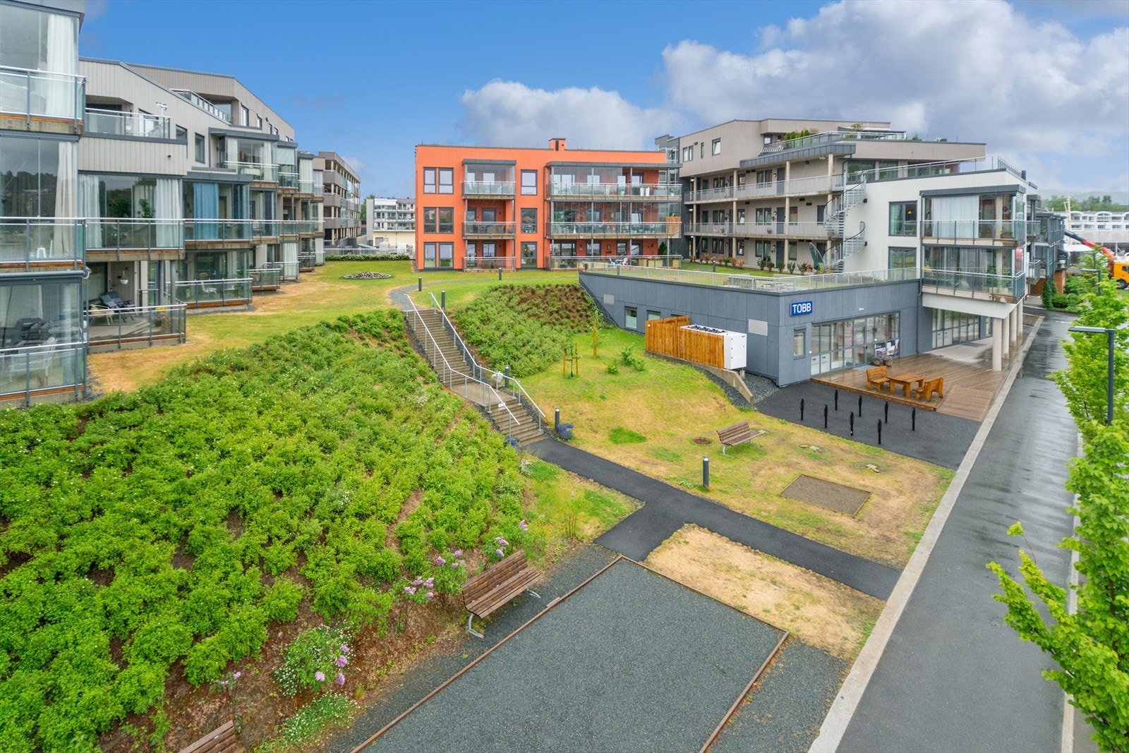 Svært sentral beliggenhet nede på Levanger brygge med flotte grøntarealer rundt. Galleribilde