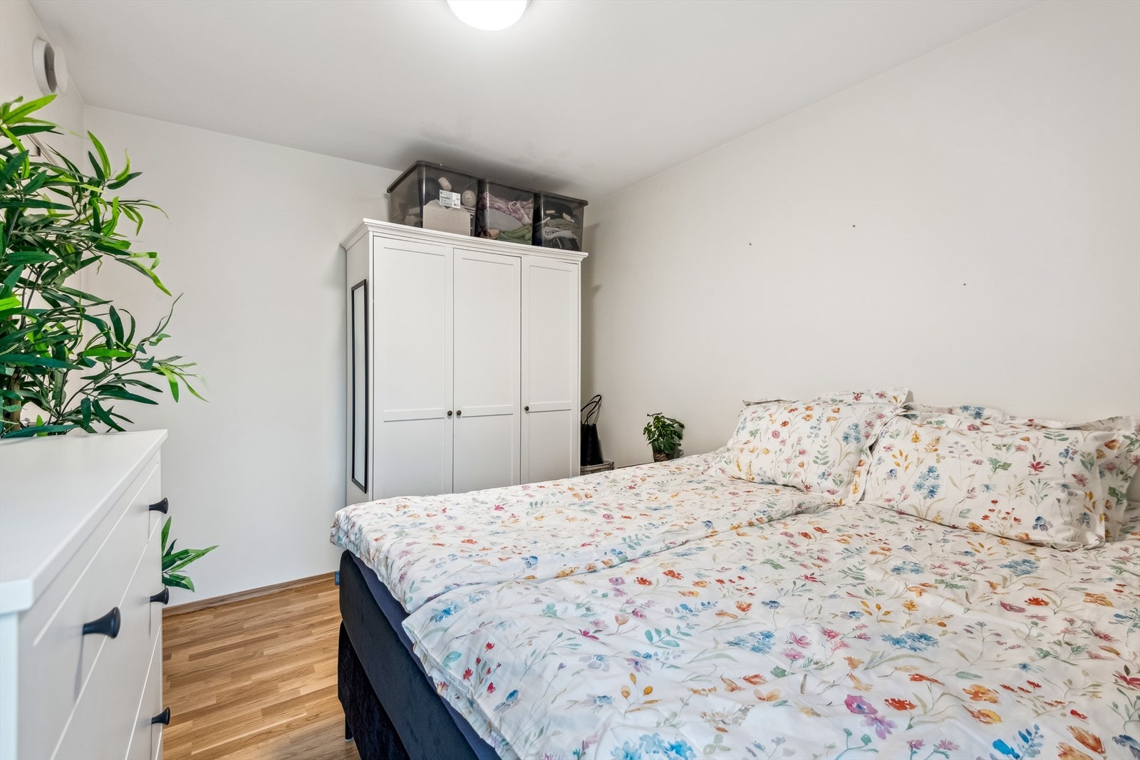 Garderoben medfølger i handelen. Galleribilde