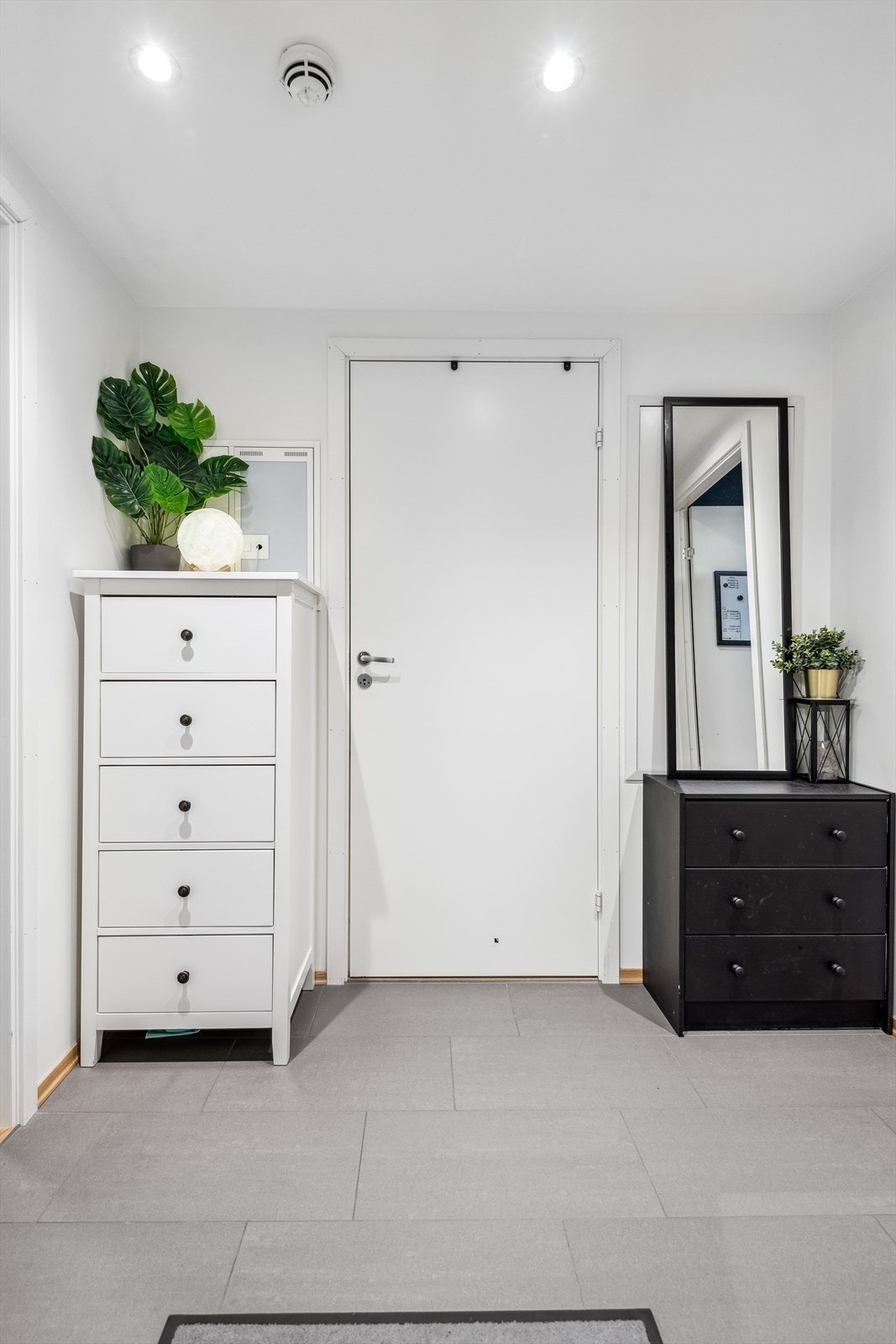 Fra gangen kan man ta heisen ned til boden eller opp til takterrassen. Galleribilde