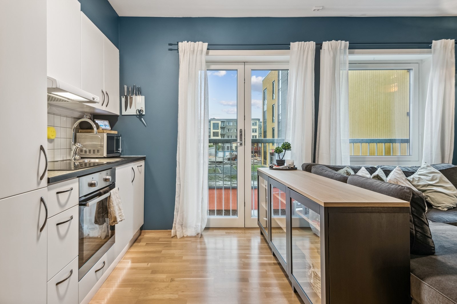 Gjennomgående god standard fra 2020. Det er en åpen stue- og kjøkkenløsning med store vindusflater. Galleribilde