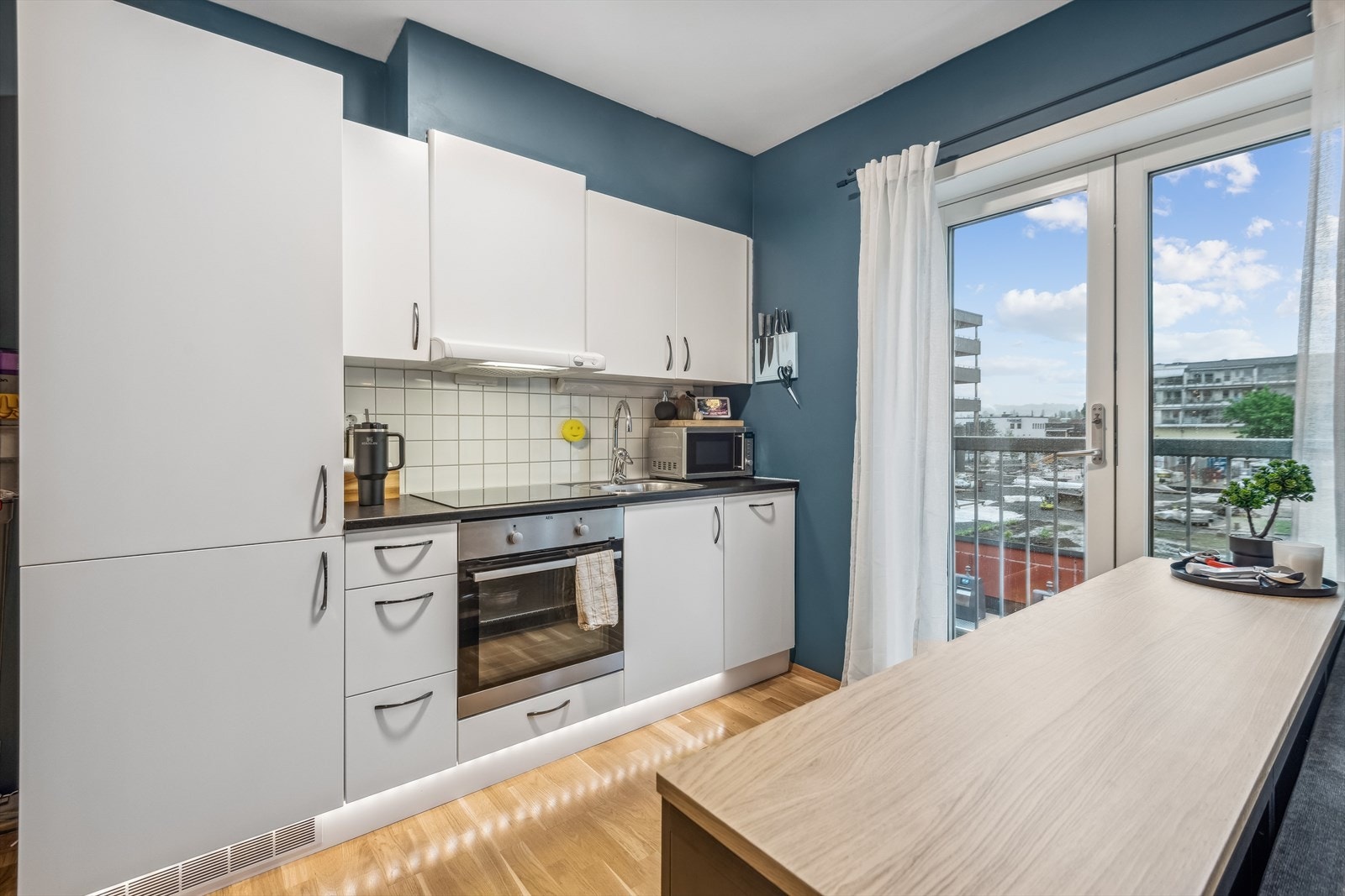 Kjøkkenet har integrerte hvitevarer som stekeovn, oppvaskmaskin, platetopp og kjøl- frys. Innredning med folierte skrog og glatte fronter. Galleribilde