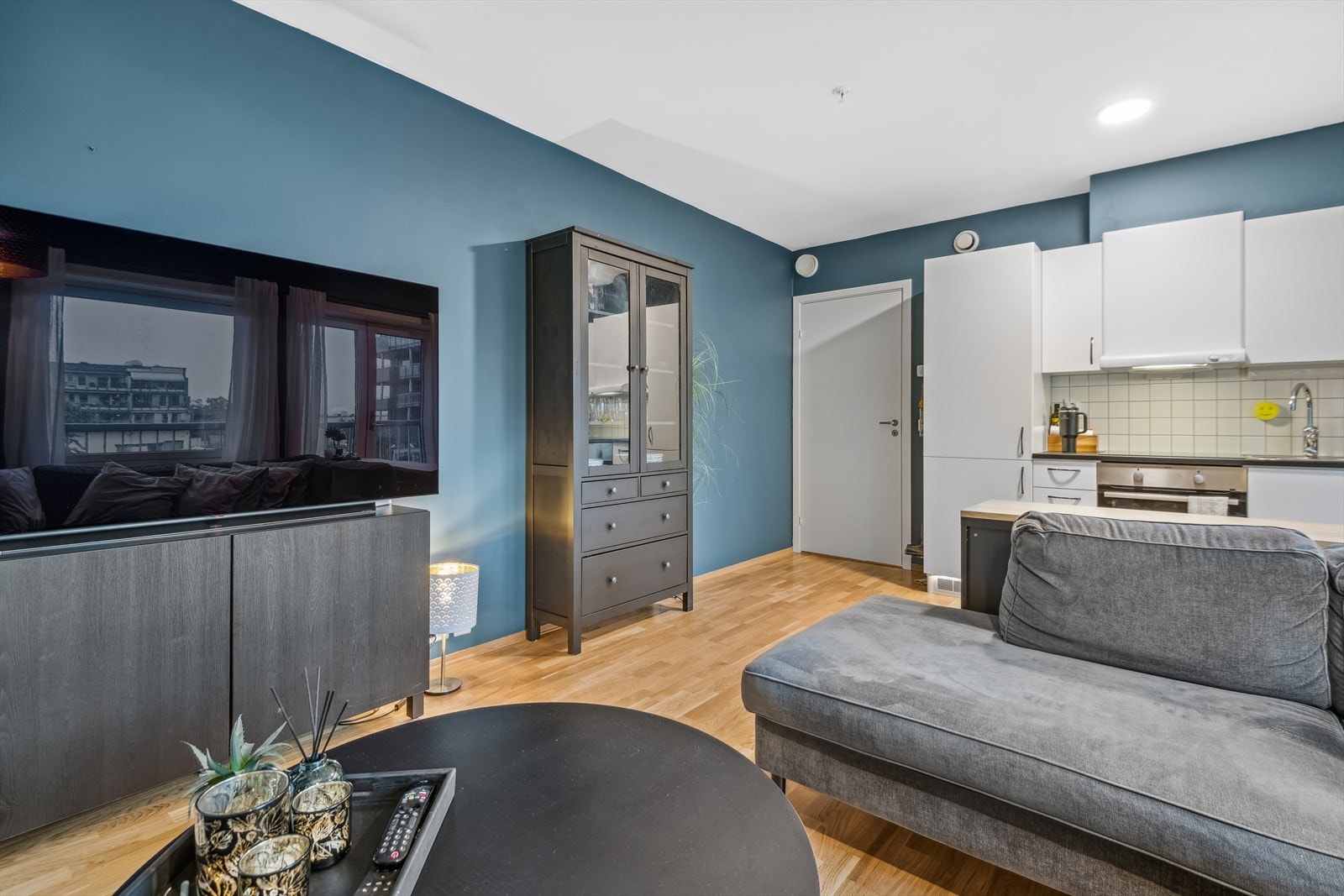 Boligen varmes opp med vannbåren varme, samt at man har balansert ventilasjon for et behagelig inneklima. Galleribilde