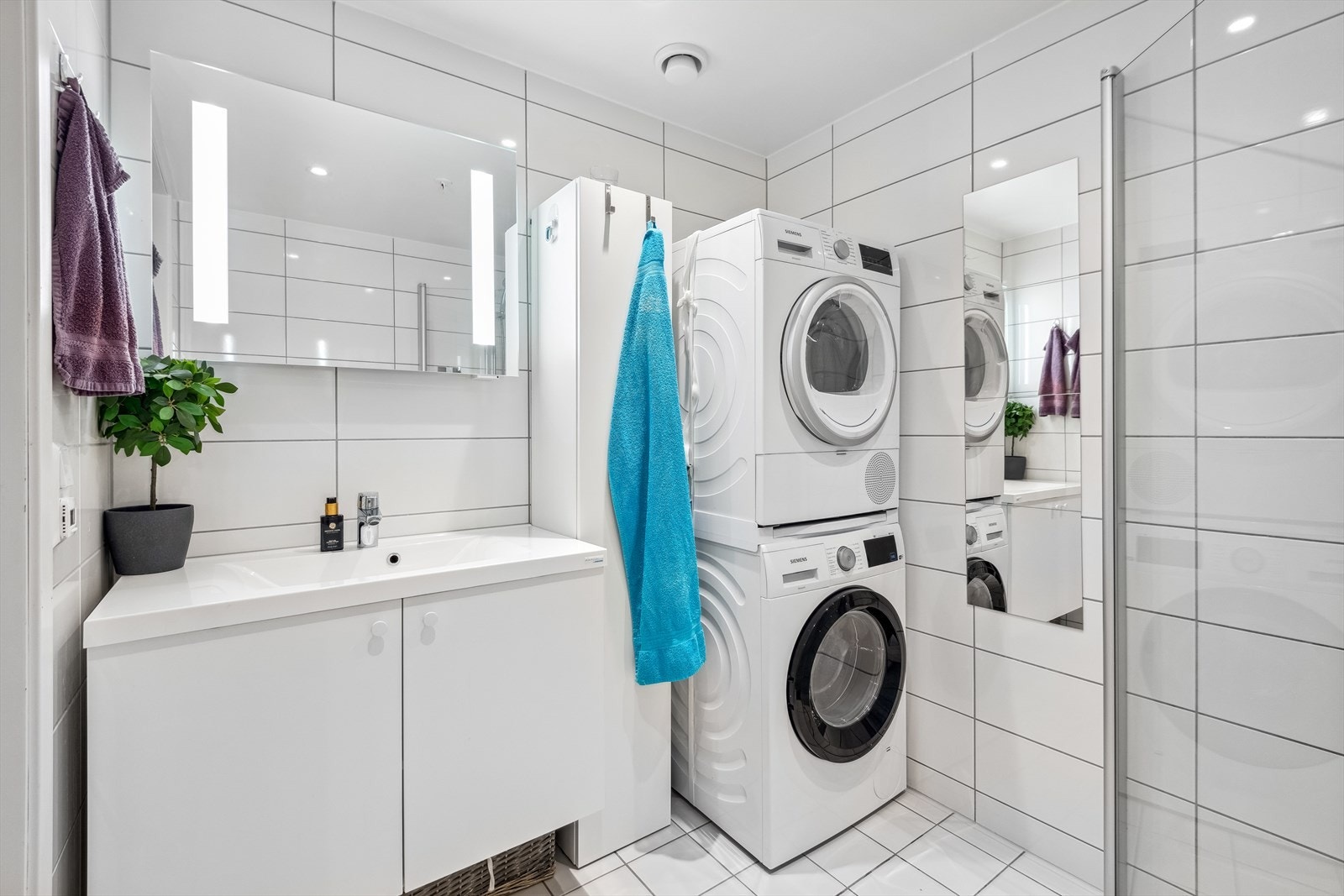 Lyst og flott bad på 4 kvm. Flis på vegg og gulv med varme. Ventileres med balansert ventilasjon. Galleribilde