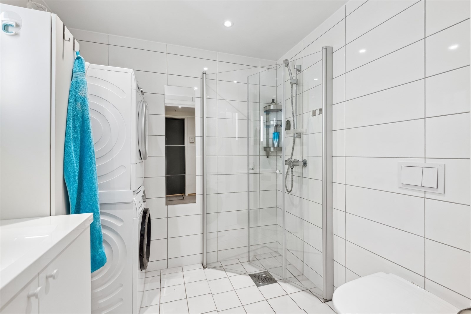 Det er opplegg for vaskemaskin og tørketrommel på badet. Galleribilde