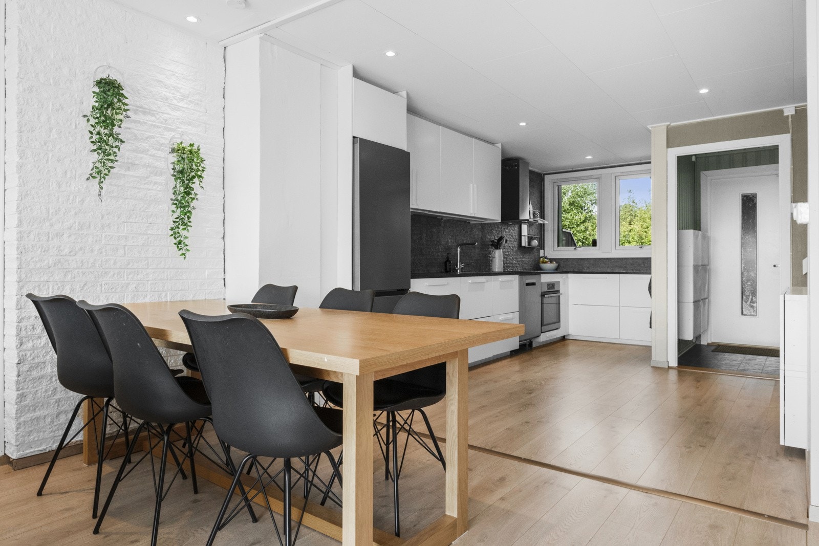 Den smarte utformingen av stuen gjør at man får forskjellige funksjonelle soner med god plass til spisestuemøblement som gjør det ideelt for å arrangere hyggelige middagsselskaper med familie og venner. Galleribilde