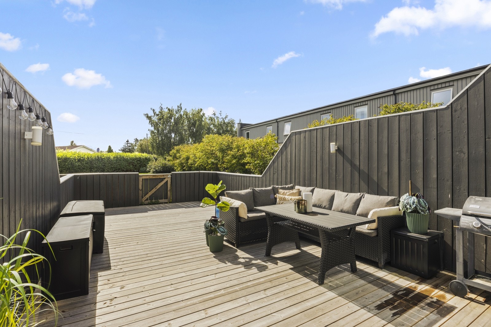 Fra stua er det utgang til en herlig sørøstvendt terrasse på ca. 35 kvm. Galleribilde
