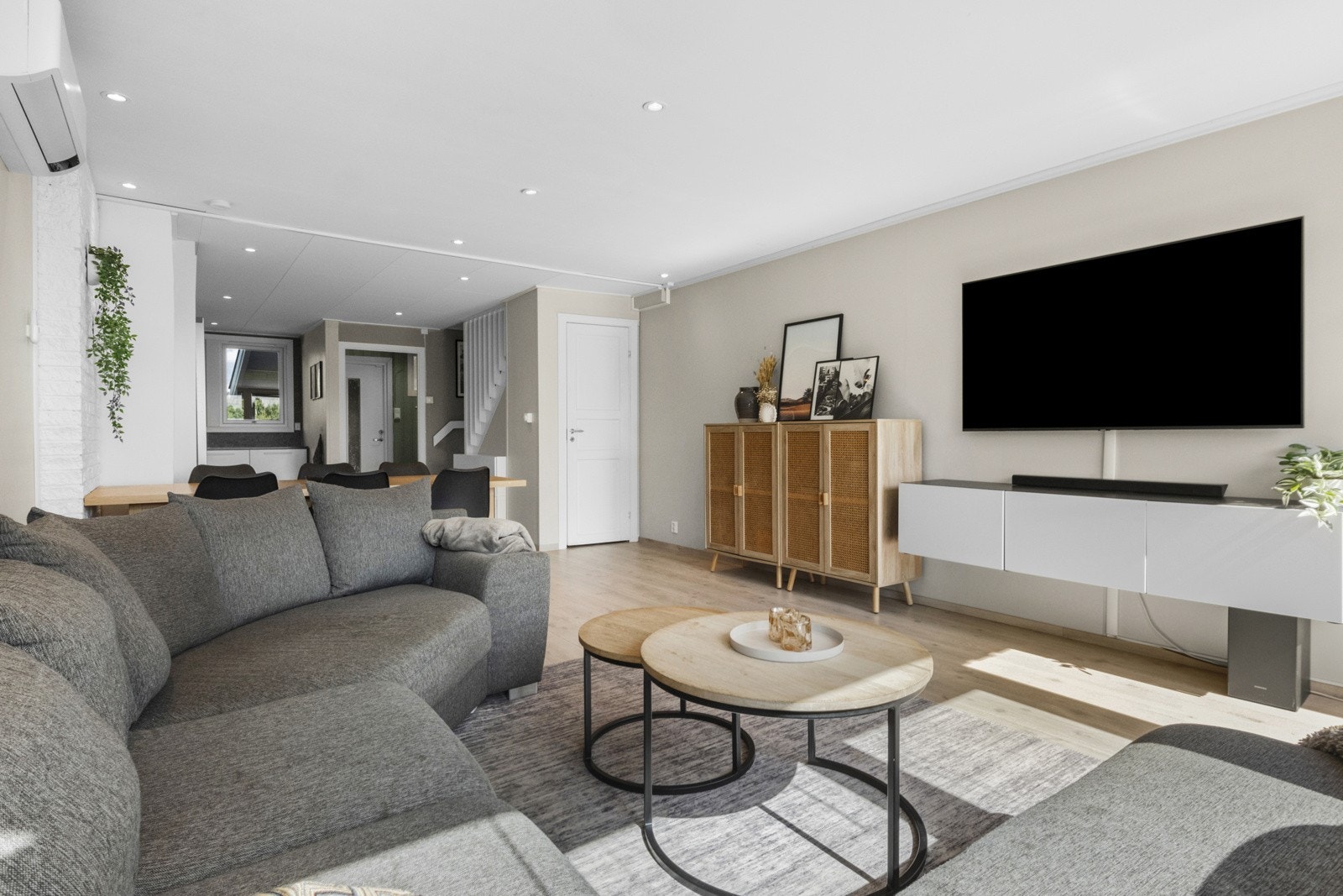 I stua er veggene malt i en tidsriktig fargenyanse, himlingen er montert med downlights og gulv er lagt med laminat. Galleribilde
