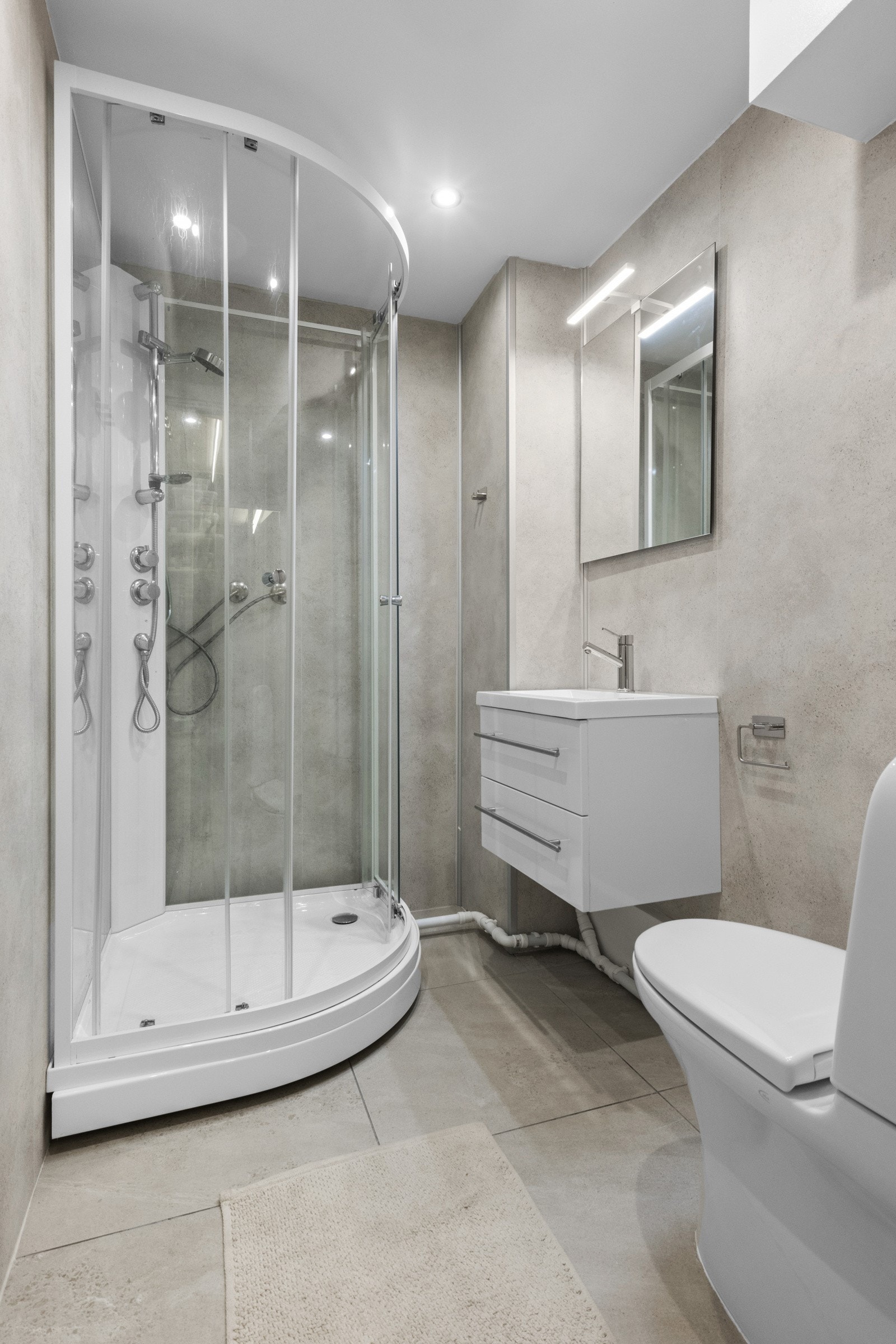 Boligen byr på enda et baderom, beliggende i kjelleren. Badet består av våtromsplater på vegg med fliser på gulv. Her er det også behagelig gulvvarme. Innredningen består av gulvmontert klosett, servantinnredning og dusjkabinett. Galleribilde