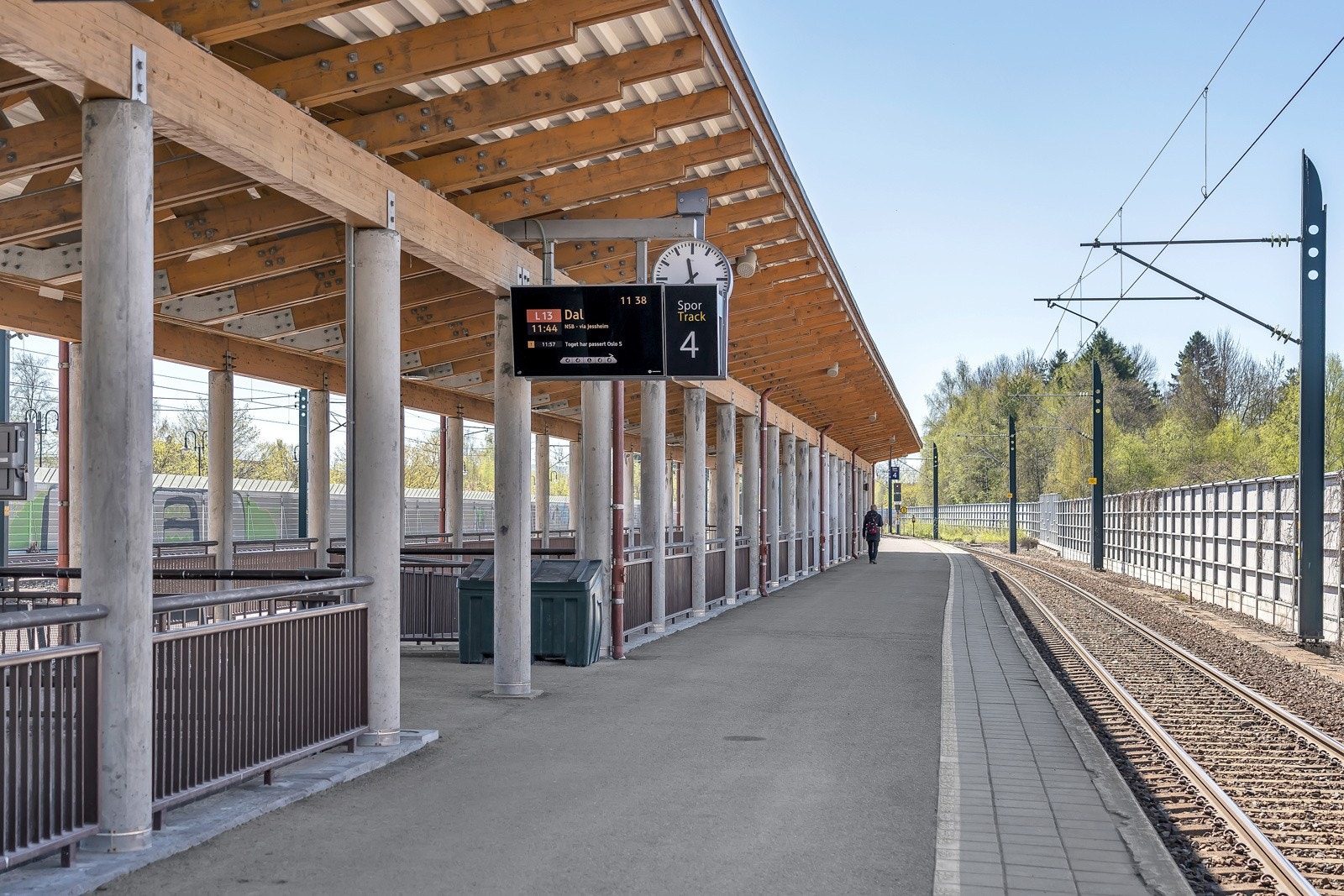 Fra Kløfta togstasjon går linje R13 og R13X med hyppige avganger. Galleribilde