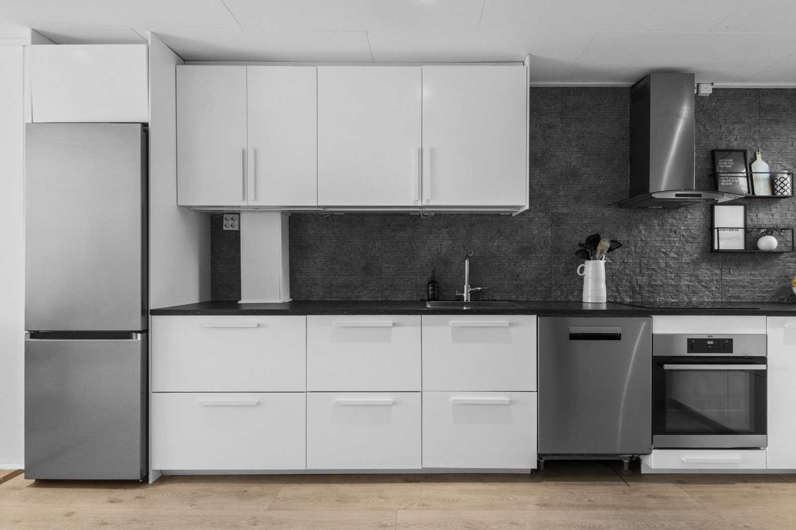 De flislagte veggene mellom kjøkkenbenken og overskapene gir en elegant finish. Med god skap- og benkeplass gir kjøkkenet en enestående atmosfære for matlaging og oppbevaring av kjøkkenutstyr. Galleribilde