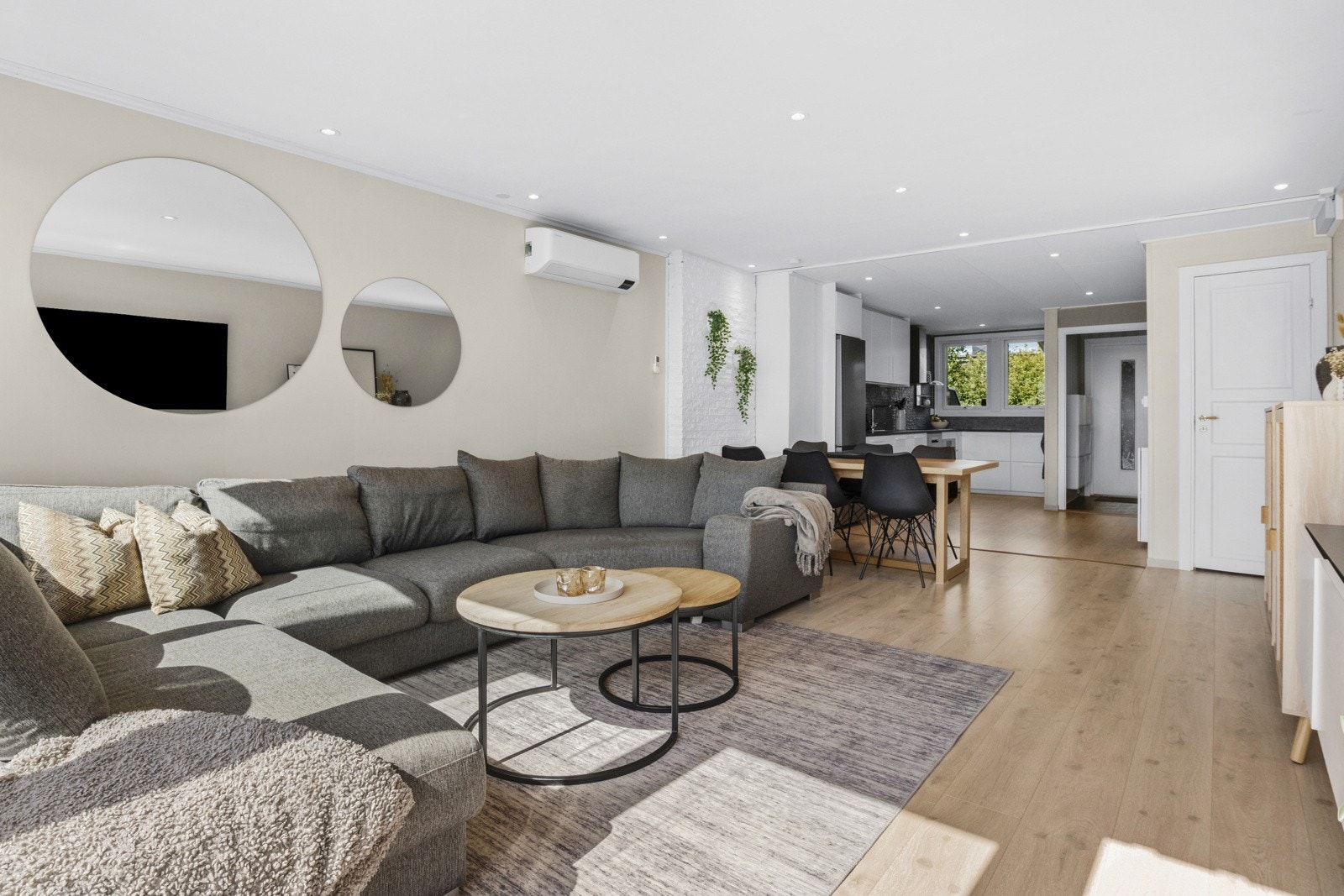 Stue og kjøkken er i åpen løsning - perfekt for å varte opp gjester! Galleribilde