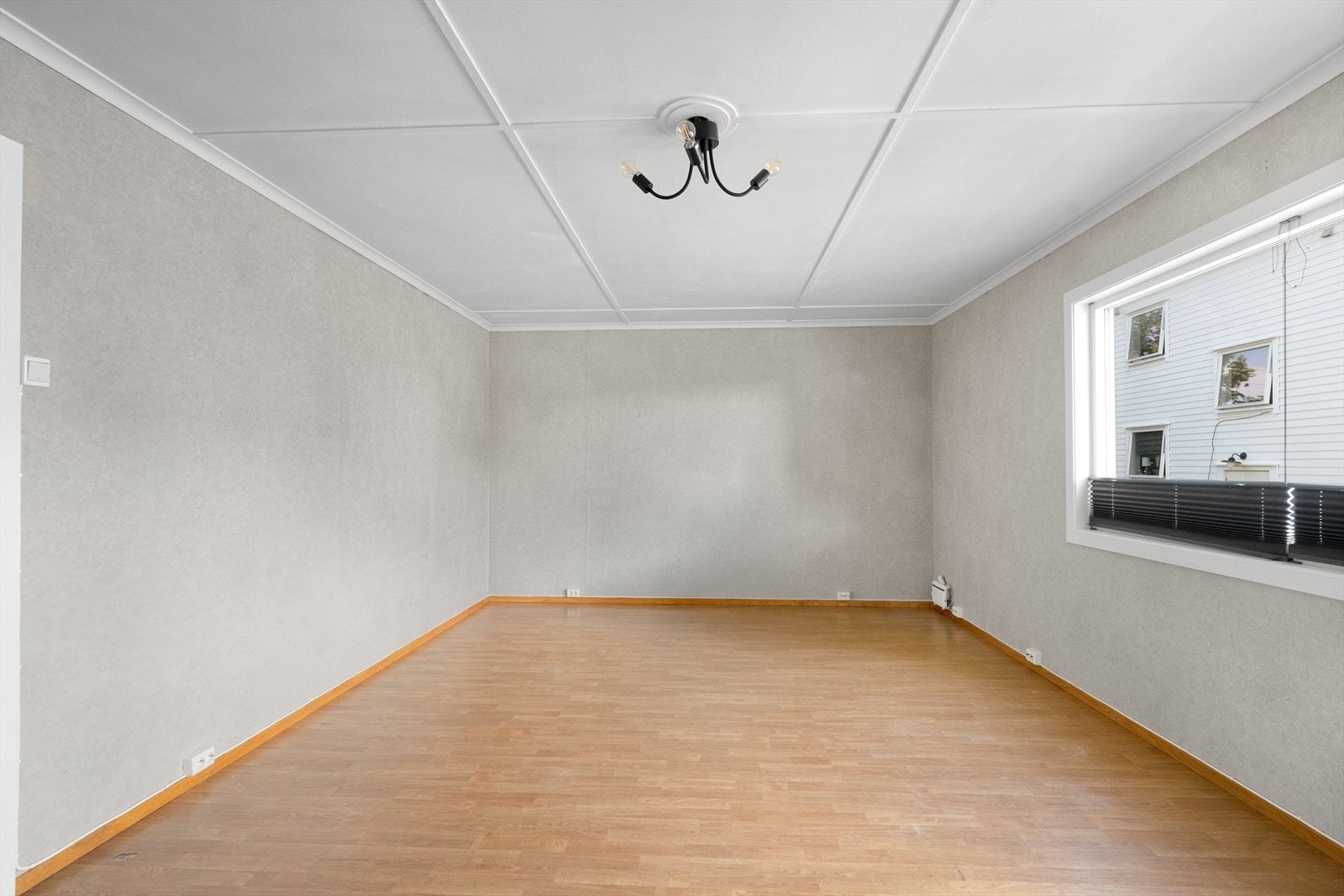 Romslig stue med gode møbleringsmuligheter Galleribilde