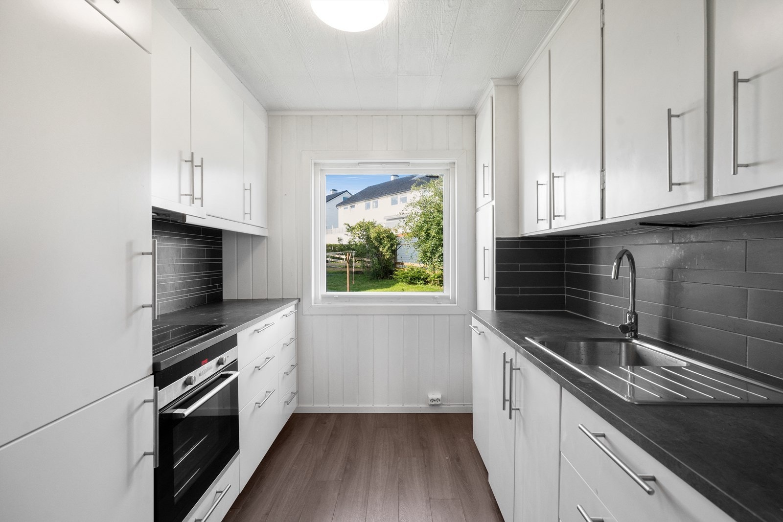 Tidløst kjøkken med gode oppbevaringsmuligheter i skuffer og skap Galleribilde