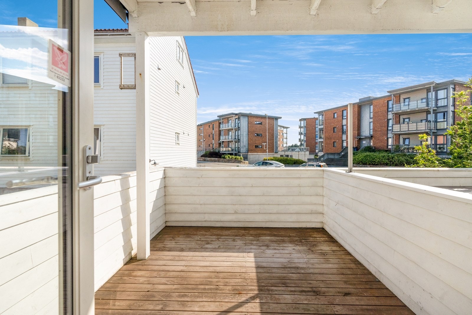 Solrik veranda med gode møbleringsmuligheter Galleribilde