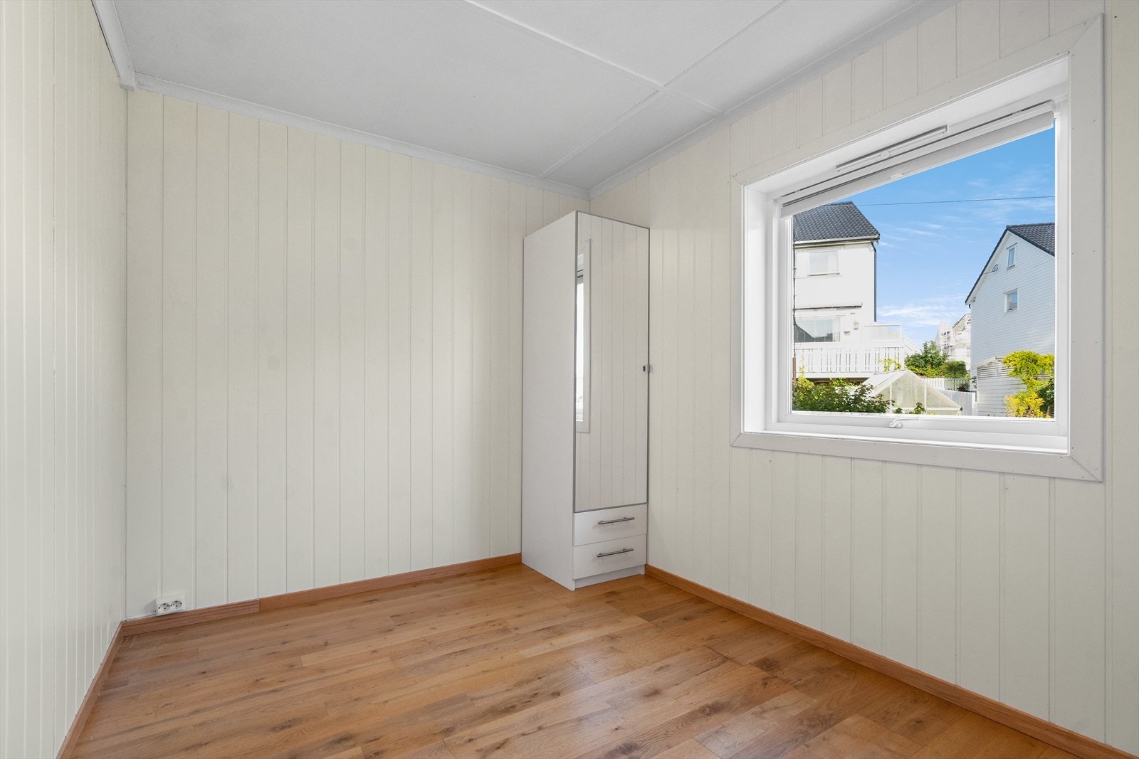 Soverommet er av god størrelse, med store vindusflater som gir godt med naturlig lys Galleribilde