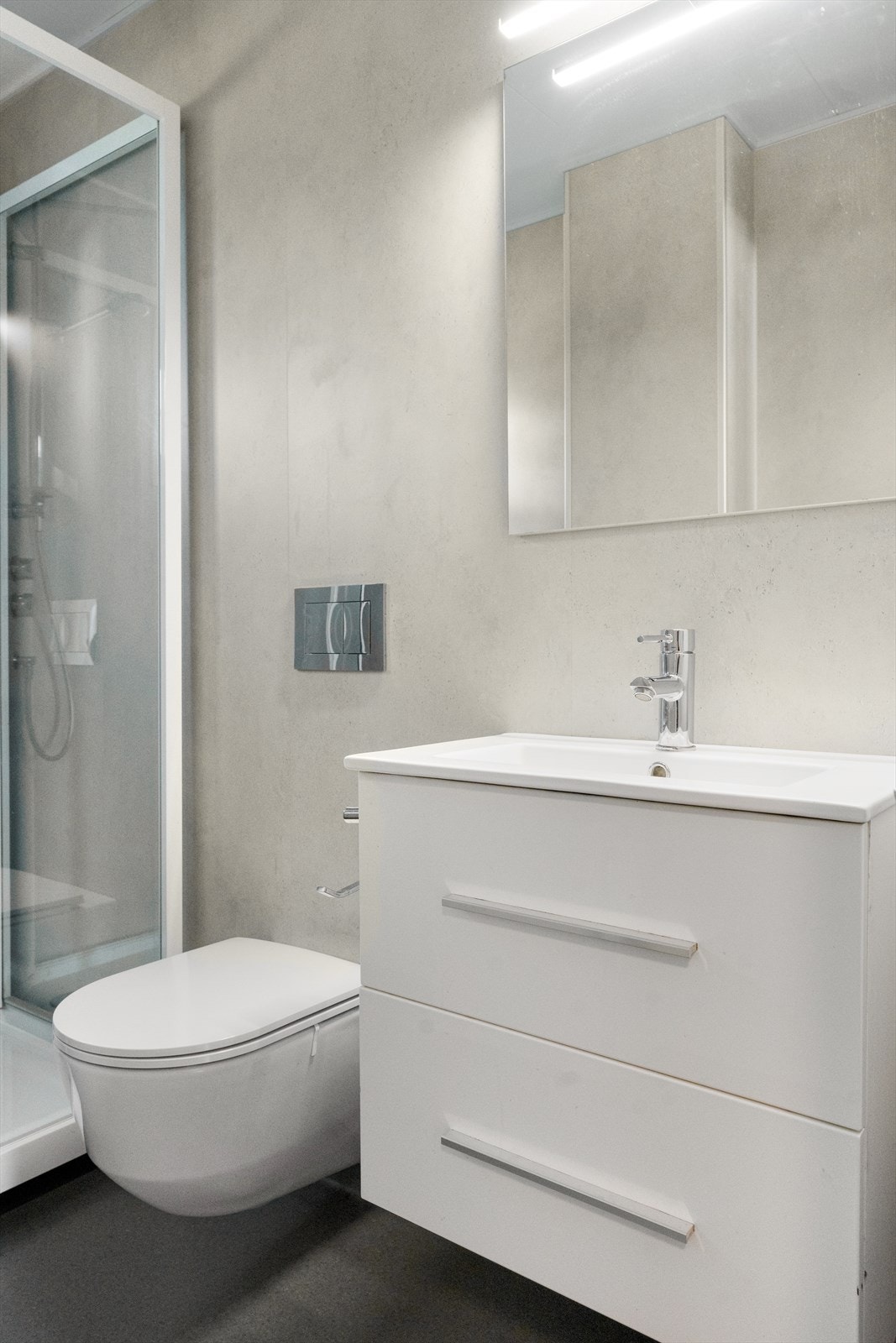 Pent baderomsmøblement med gode oppbevaringsmuligheter i skuffer Galleribilde