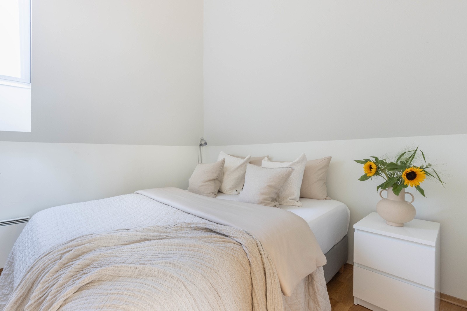 Begge soverom er innredet med garderobeskap og det er plass til øvrig innredning som skrivepult og nattbord Galleribilde