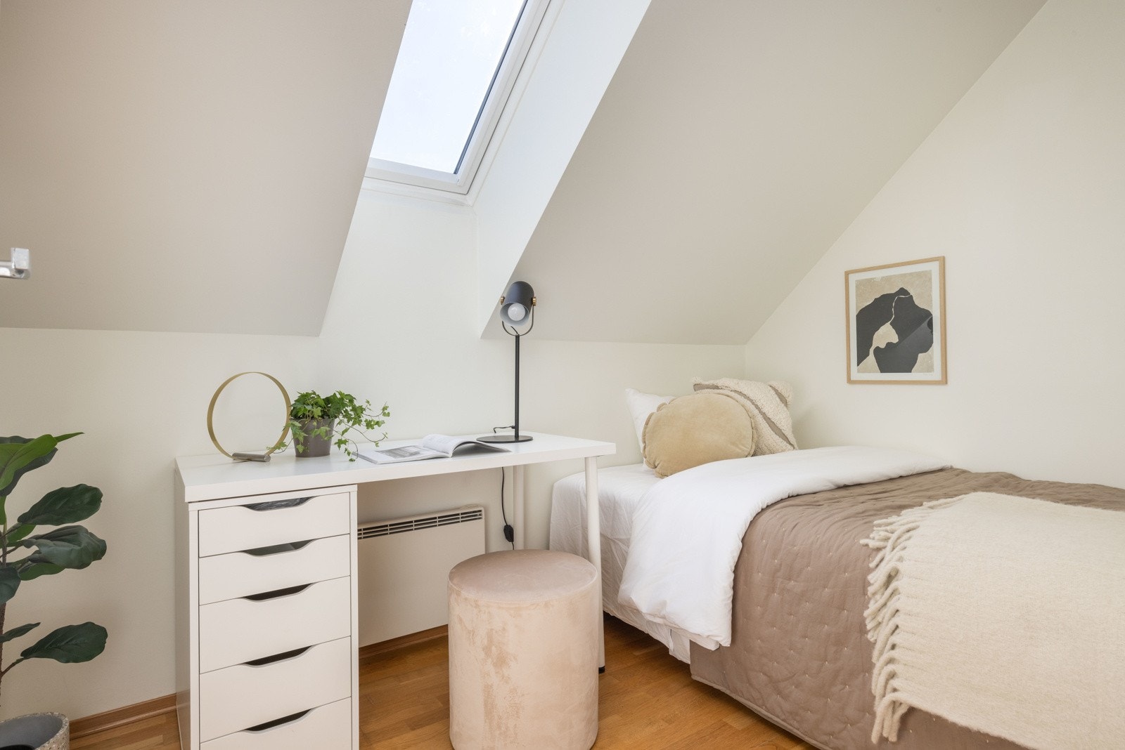 Fine Velux vindusposter og solskjerming på begge soverom med nydelig utsikt over byen. Galleribilde