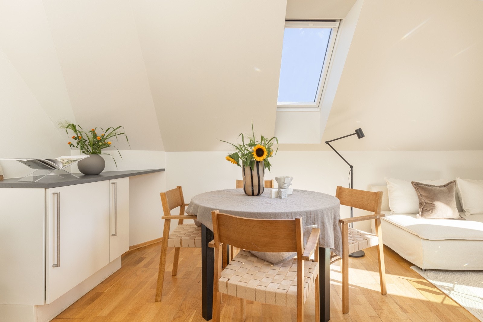 Parkett på gulv og slette, malte vegger og himling. Galleribilde