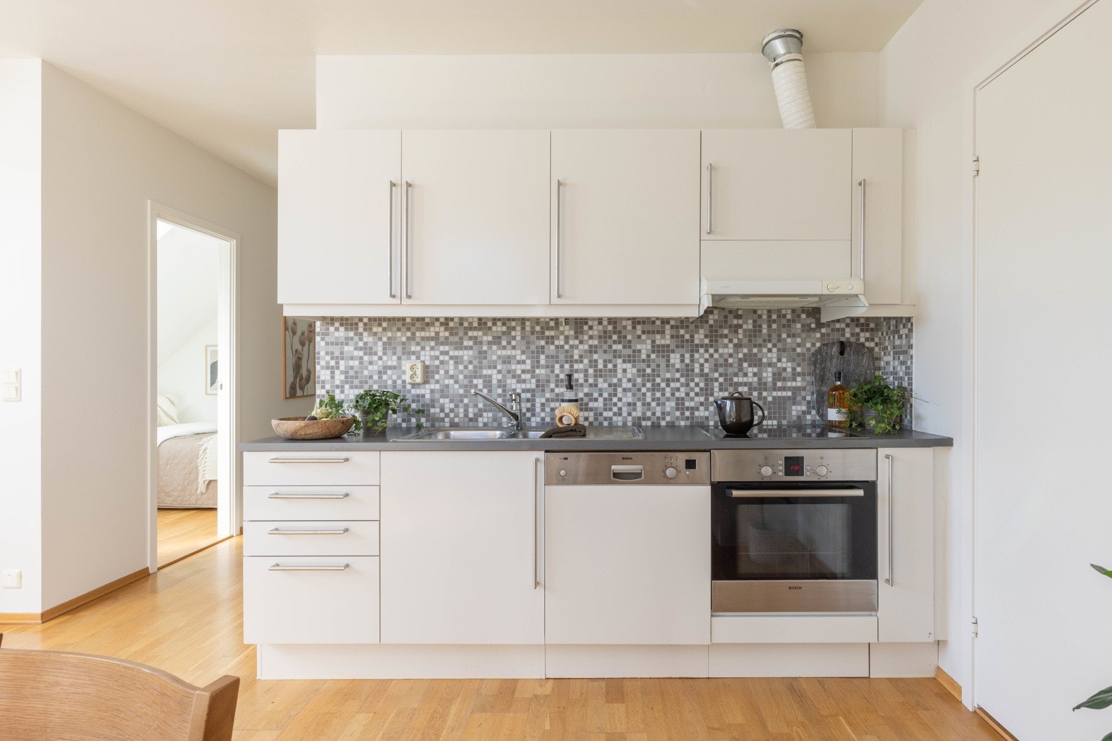 Kjøkkenet har bra med benkeplass både ved hoveddel og på motsatt side av dør til hovedsoverom. Galleribilde