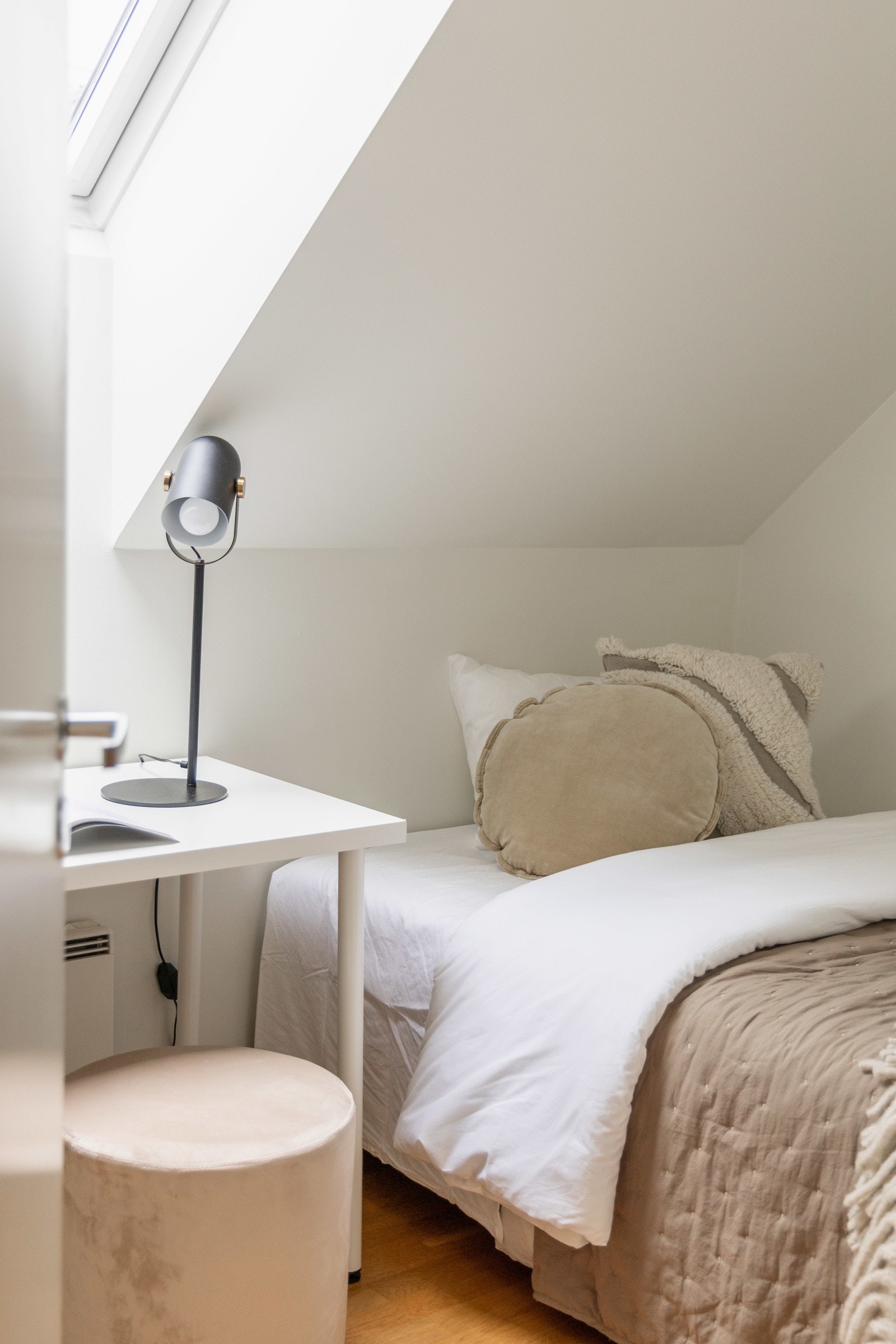 Det andre soverommet er innredet med en enkeltseng og stor skrivepult samt garderobeskap. Galleribilde