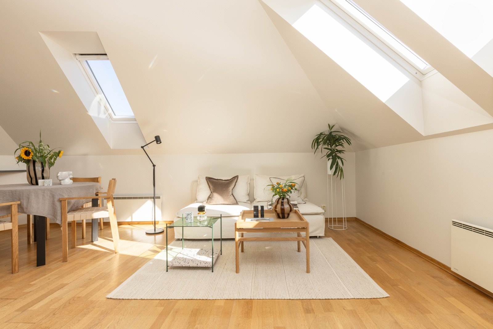 Toppleilighet med praktisk, åpen stue/kjøkkenløsning. Galleribilde