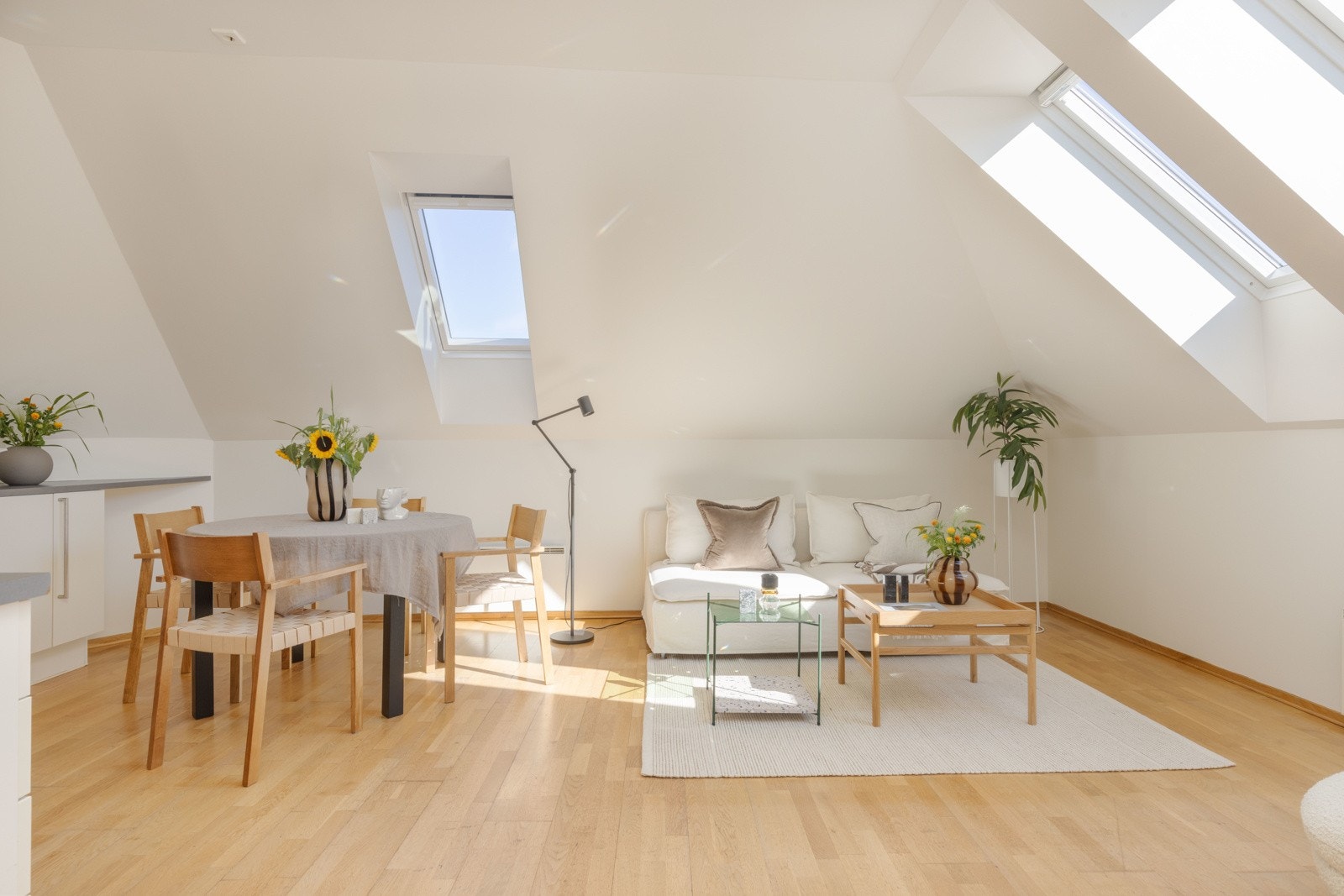 Godt med lysinnslipp fra vindusflatene i stuen. Galleribilde