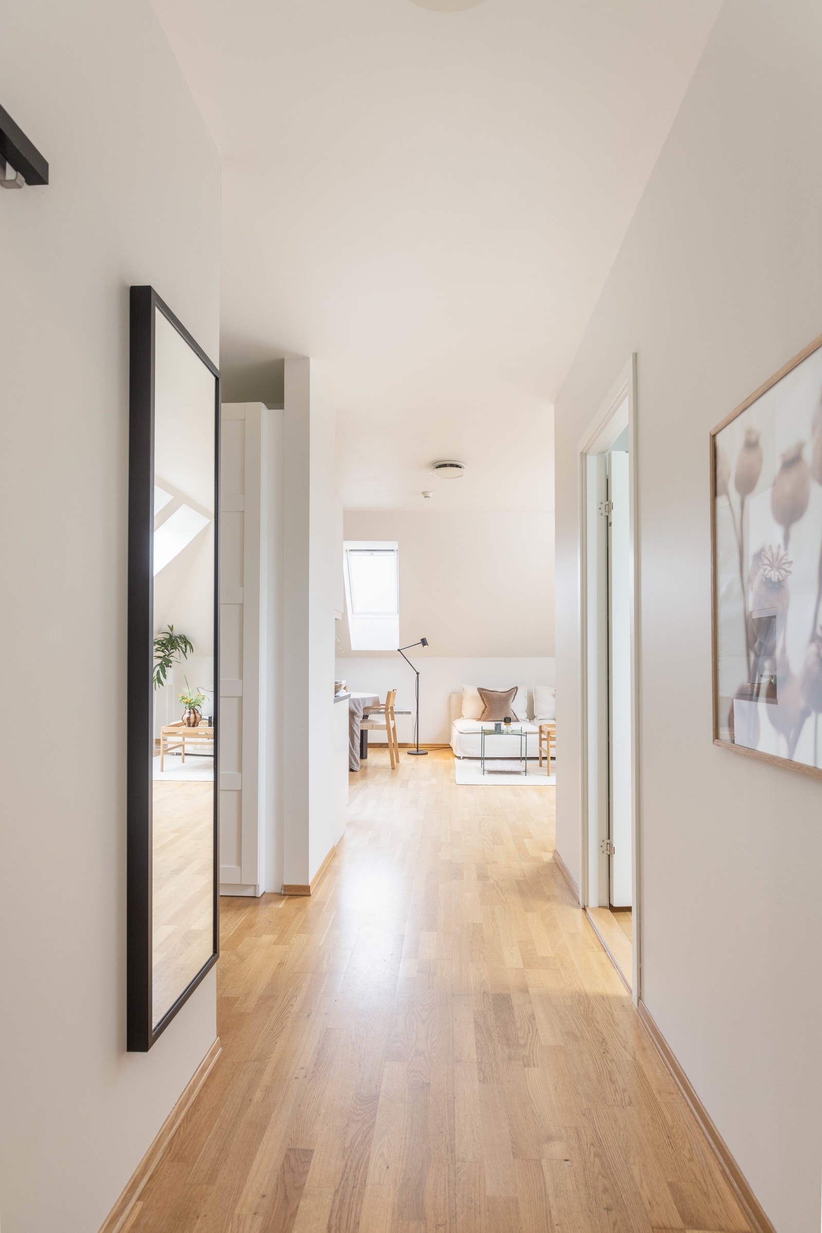 Fra inngangen til leiligheten kommer ser du helt inn til den lyse og åpne stuen. Galleribilde