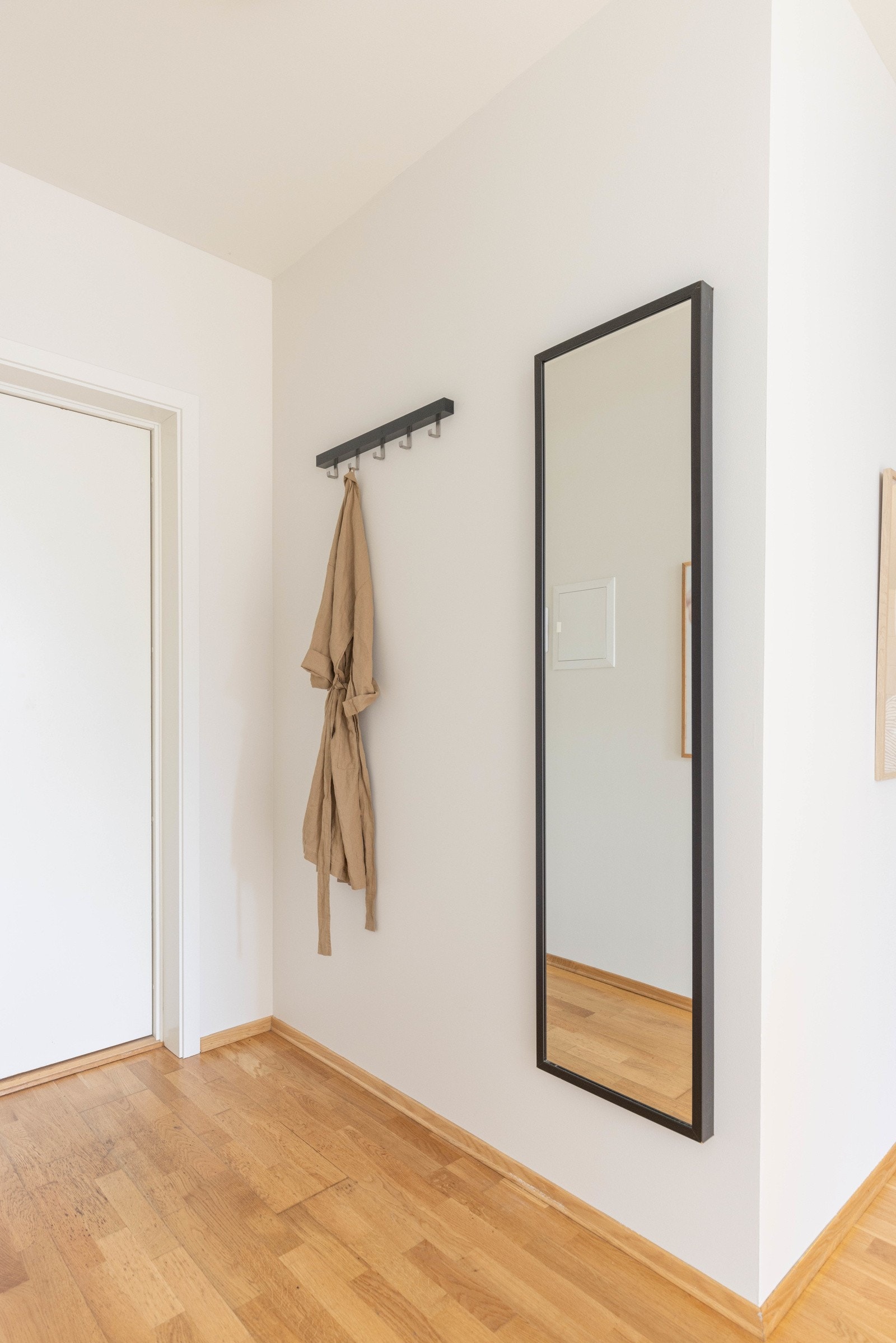 Plass til oppheng for yttertøy rett ved inngang og. Galleribilde