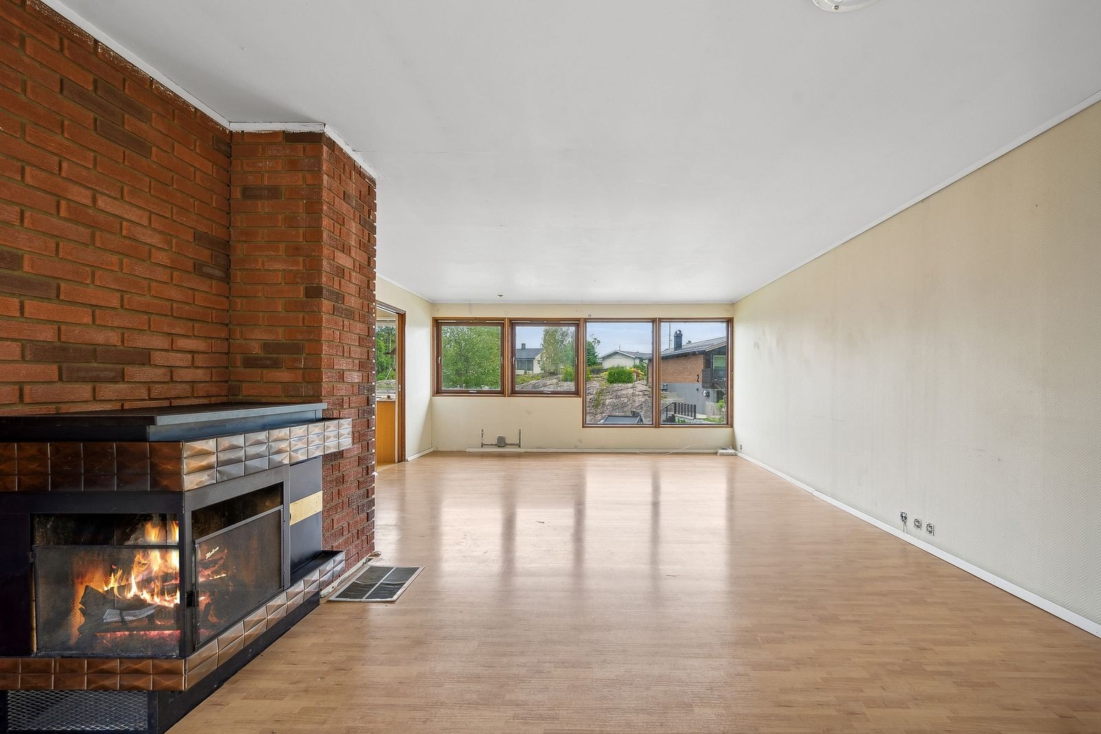 Slik ser stuen ut i dag, romslig med god plass til ulike soner Galleribilde