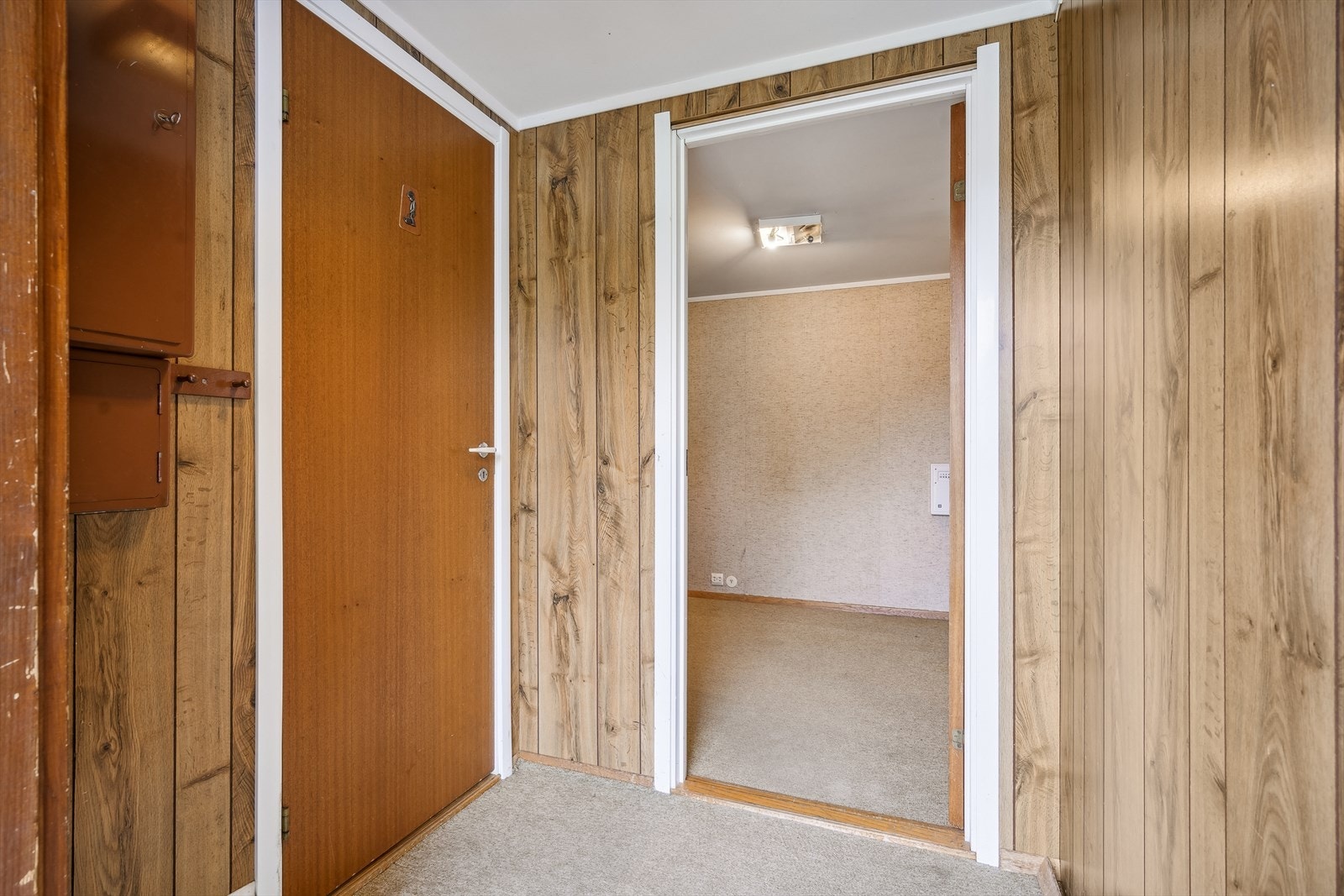 Entré med inngang til toalettrom på venstre side Galleribilde