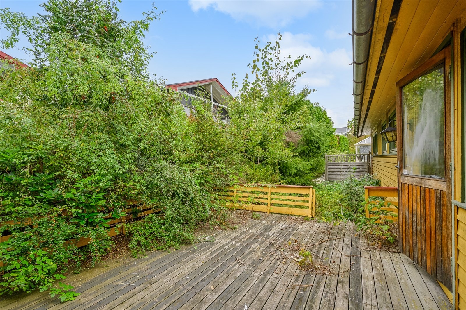 Terrassen på ca. 22 m², en naturlig forlengelse av stuen på sommerhalvåret Galleribilde