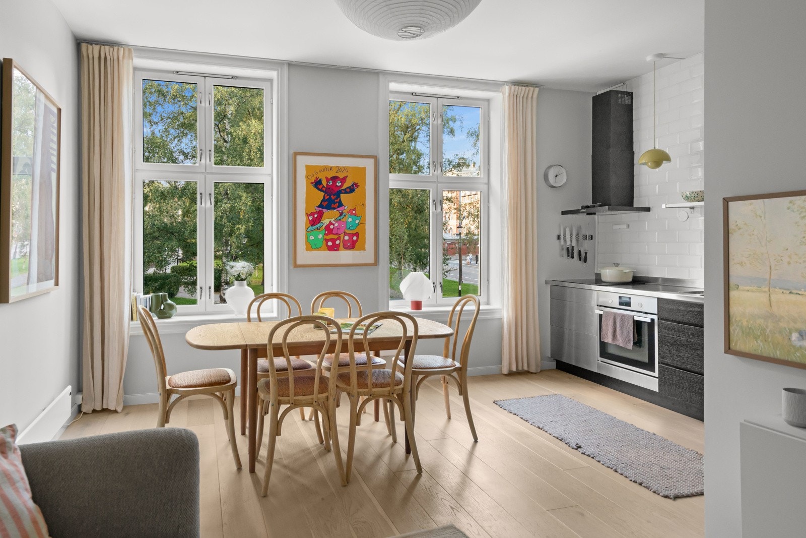 Stue og kjøkken ligger i en åpen sosial løsning med kjøkkedelen noe tilbaketrukket fra stuen. Galleribilde