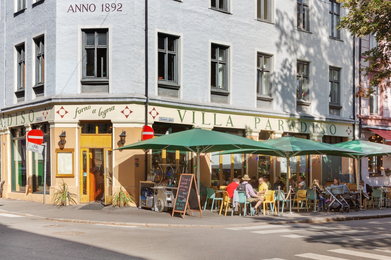Hos Villa paradiso får du en av løkkas beste pizza som kan nytes enten ute eller inne. Galleribilde