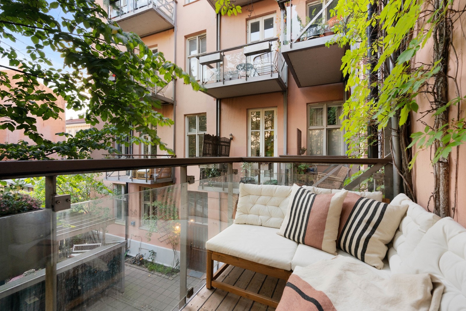 Leiligheten har en hyggelig balkong mot bakgården. Det er et sosialt borettslag med sosial bakgård med grill og utemøbler til felles bruk. Galleribilde