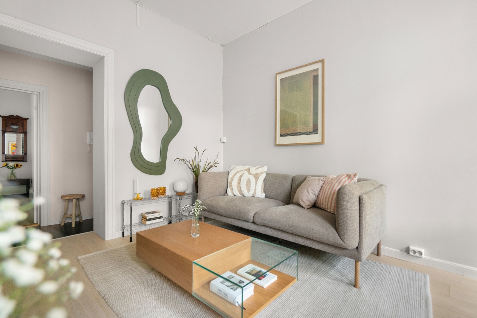 Stuen har plass til både sofa og spisestue, og ellers godt med veggplass for hyller, bilder etc. Galleribilde
