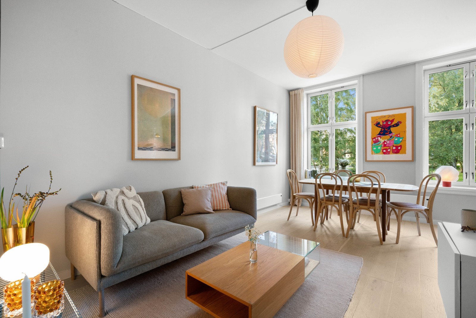 Velkommen til Bjerkelundgata 5 A til en stilfull 2-roms med balkong og gjennomgående planløsning. Galleribilde