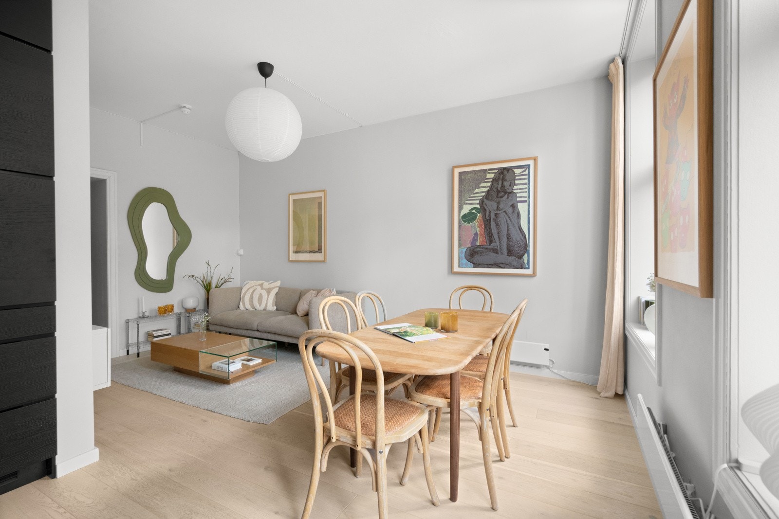 Stuen har fine slette vegger og en fin 1-stavs parkett og gjennomført god standard. Galleribilde