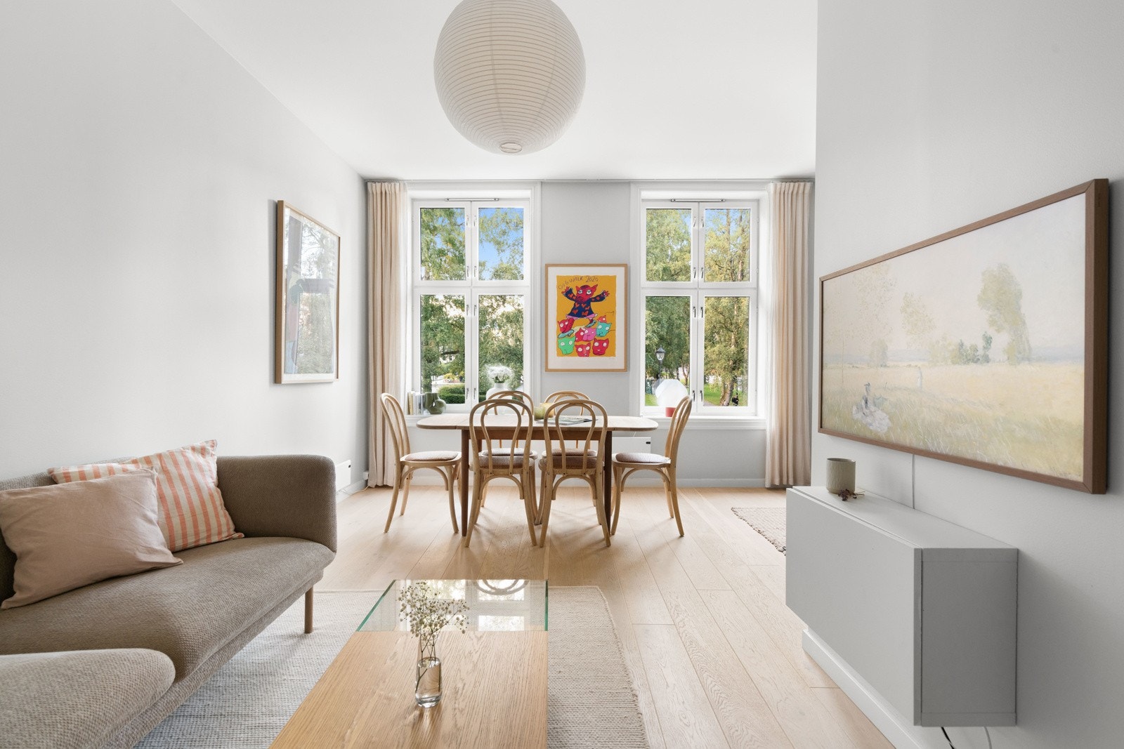 Lys og lekker stue med flott 1-stavs parkett og store vinduer med parkutsikt. Galleribilde
