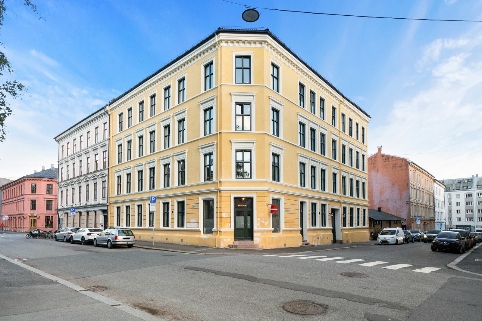 Meget sentral beliggenhet, rett på nedsiden av Birkelunden. 3 minutters gange til trikkestopp. Galleribilde