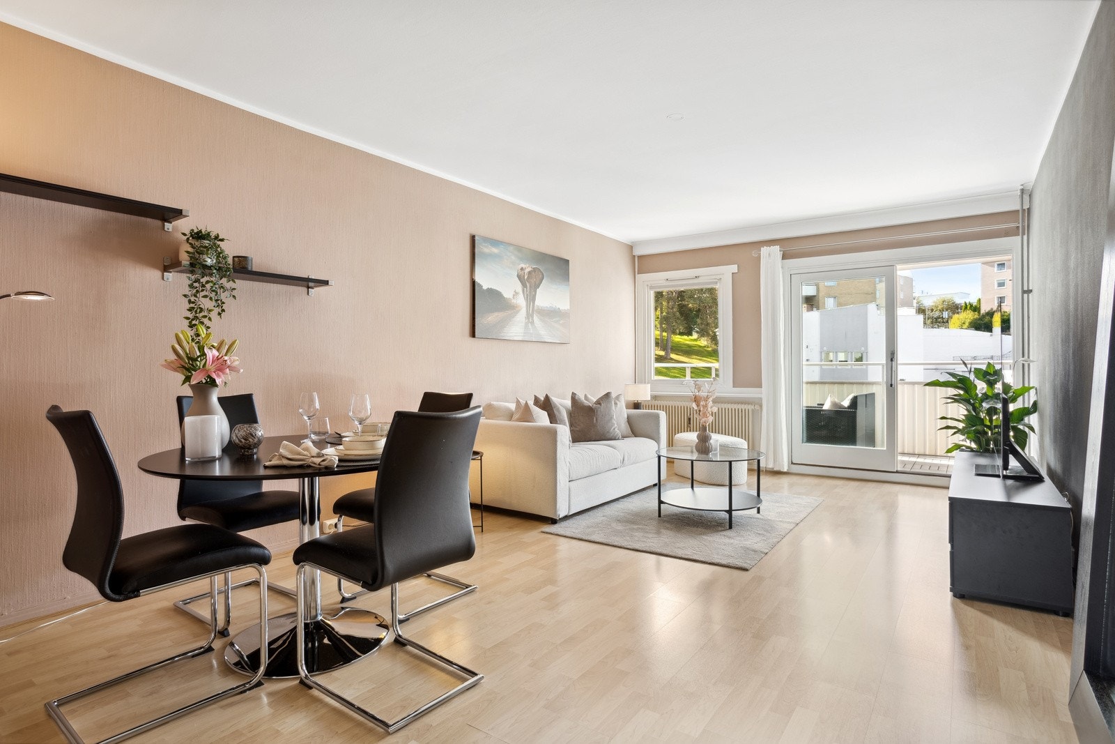 Romslig stue med plass til spisebord i tillegg til sofragruppe. Galleribilde